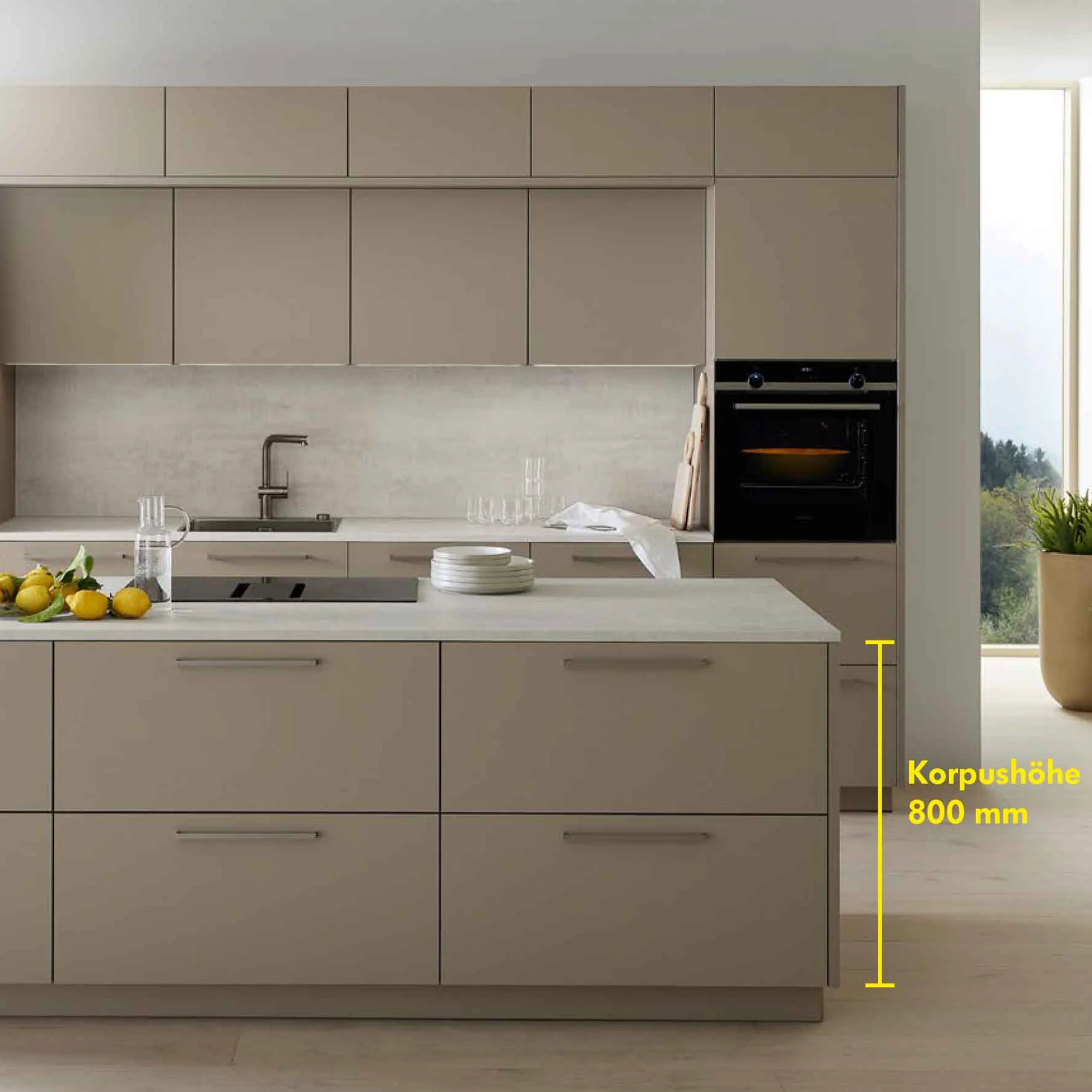 Cucina moderna con isola e frontali beige, presentata da Nolte Kitchen.