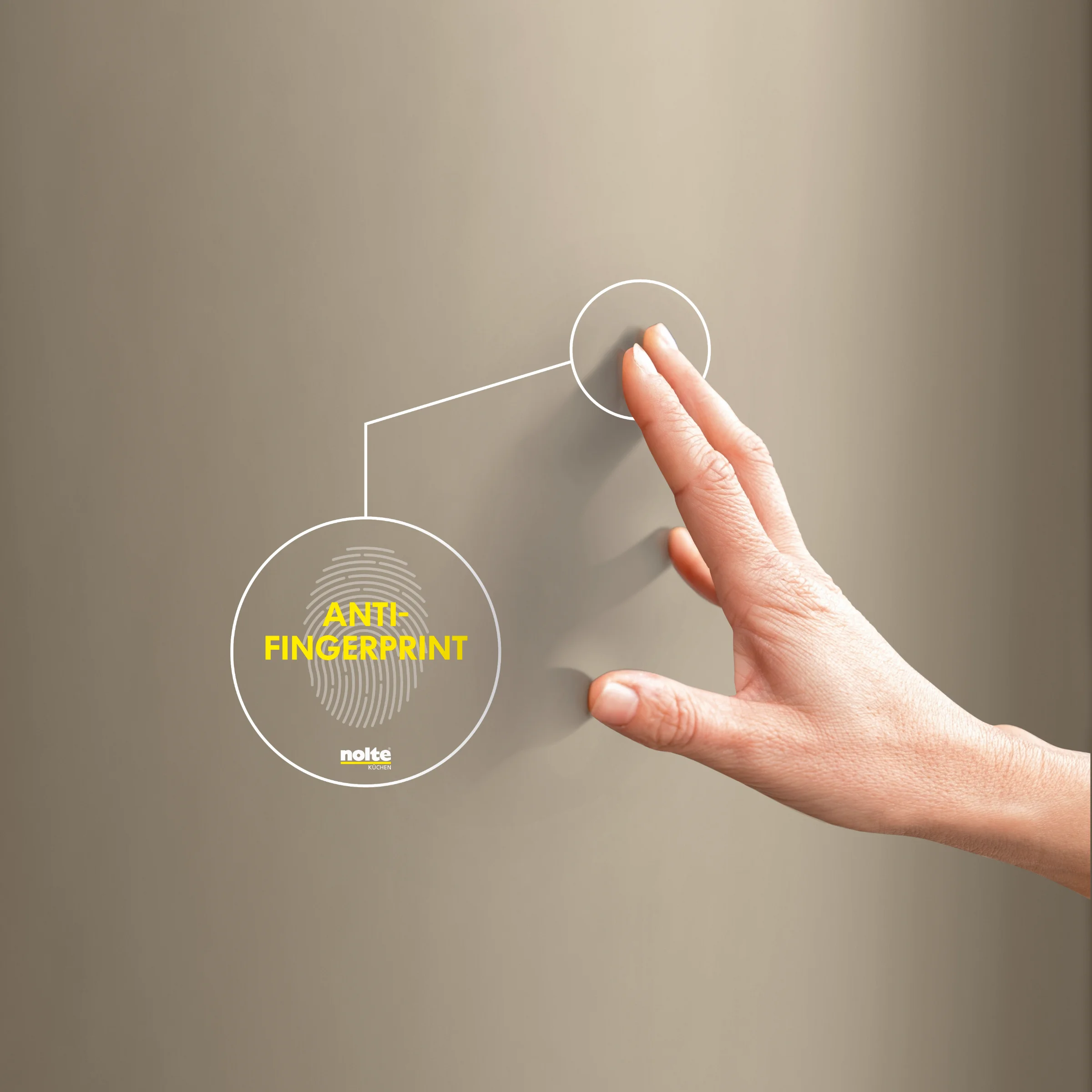 Una mano tocca una superficie con tecnologia anti-impronta di Nolte Kitchen.