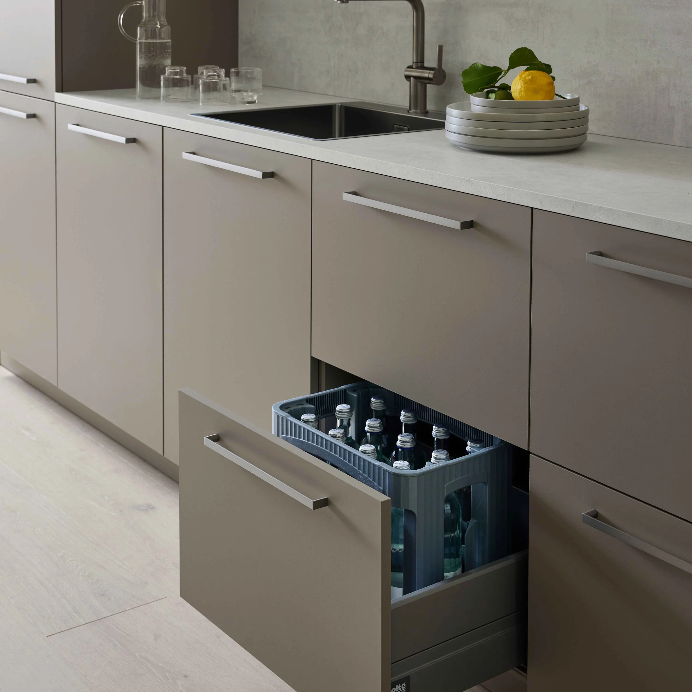 Cucina moderna con armadio aperto pieno di bevande. Nolte Kitchen.