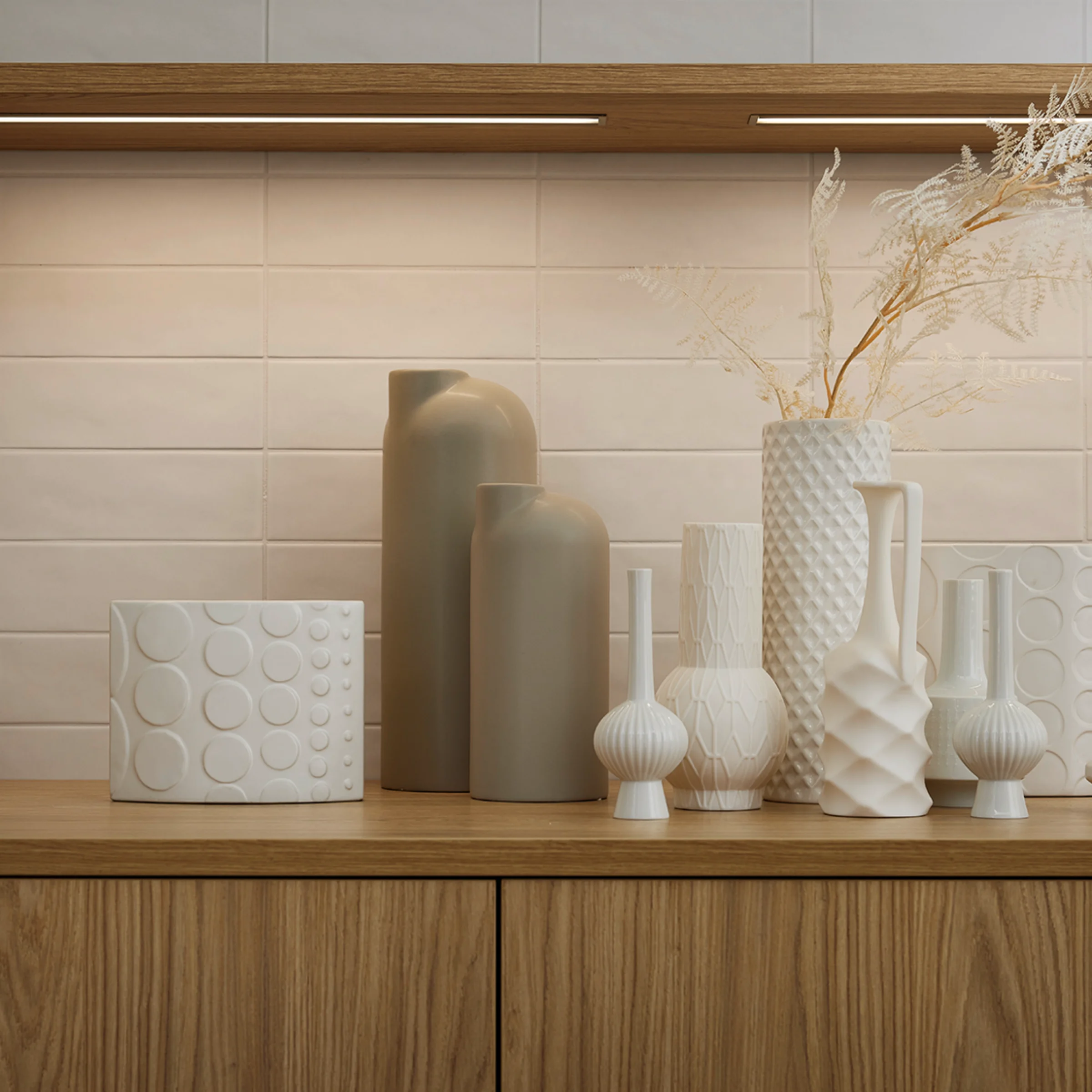 Vasi decorativi su uno scaffale in legno in una cucina moderna, design di Nolte Kitchen.