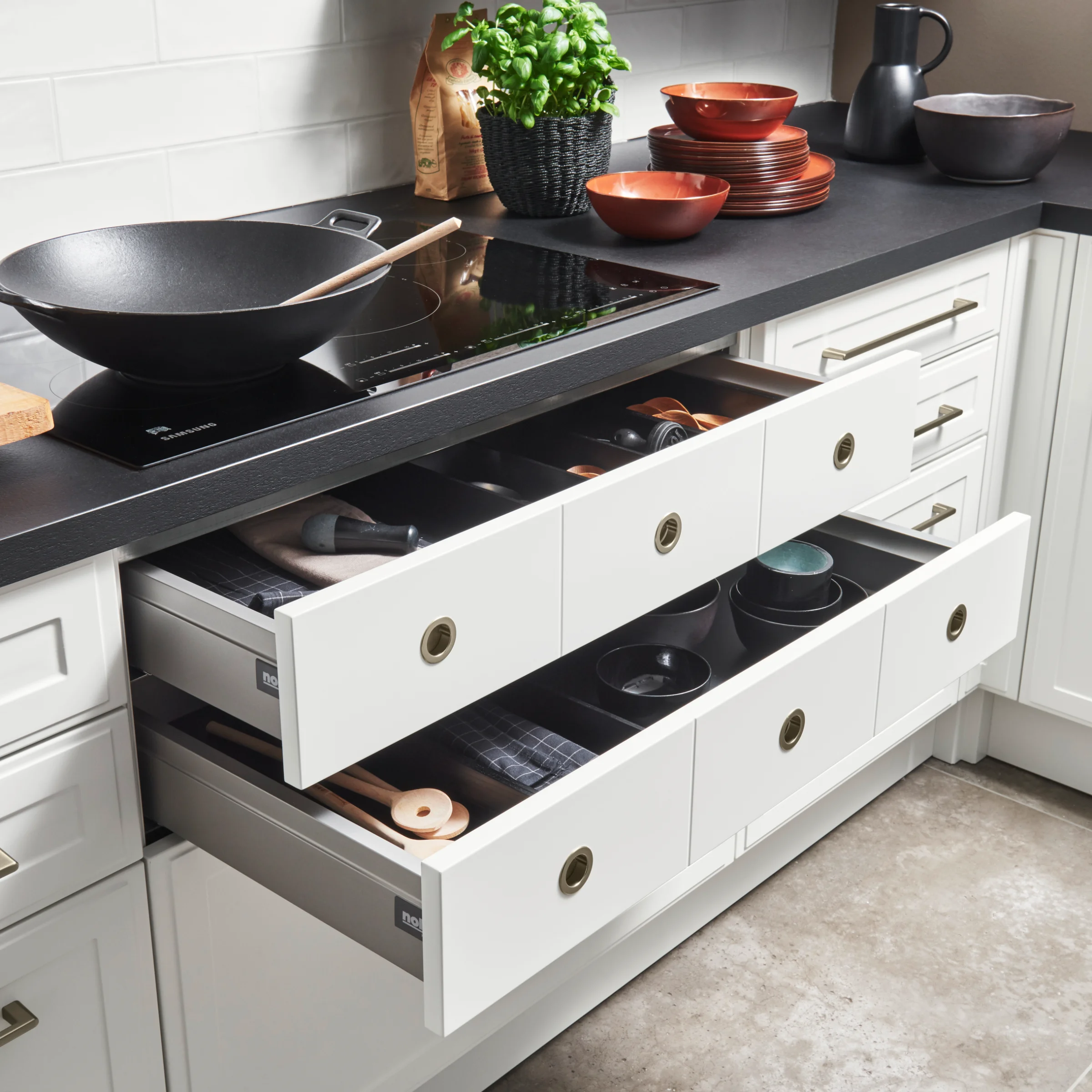 Cucina moderna con cassetti aperti e utensili da cucina, Nolte Kitchen.