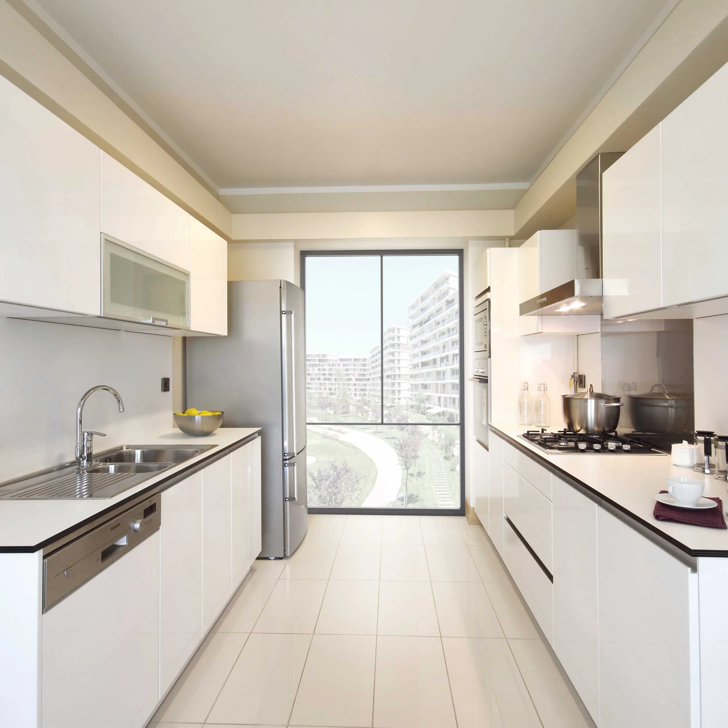 Cucina moderna con armadi bianchi e vista sulla città, Nolte Kitchen.