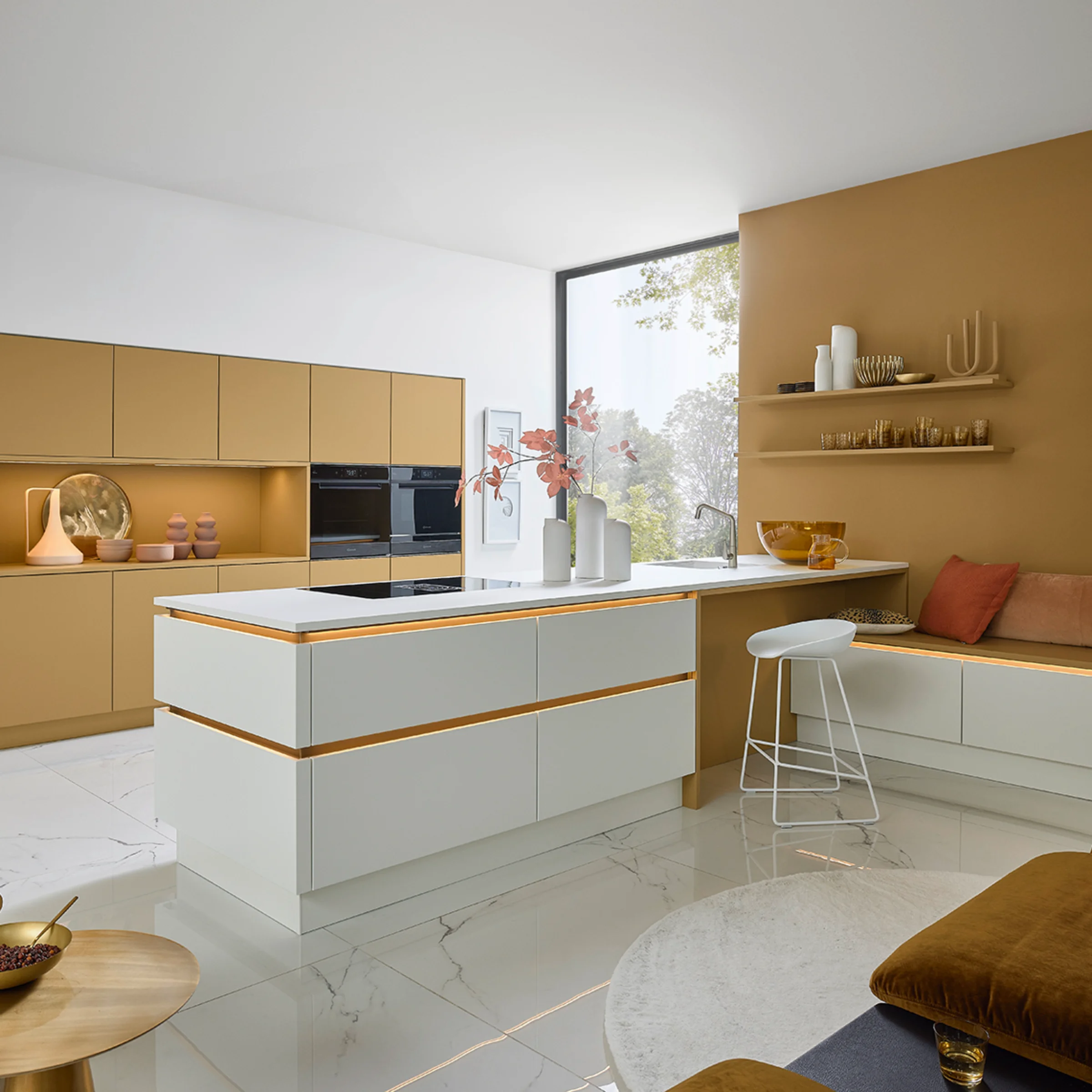 Cucina moderna con elementi bianchi e dorati, arredata da Nolte Kitchen.