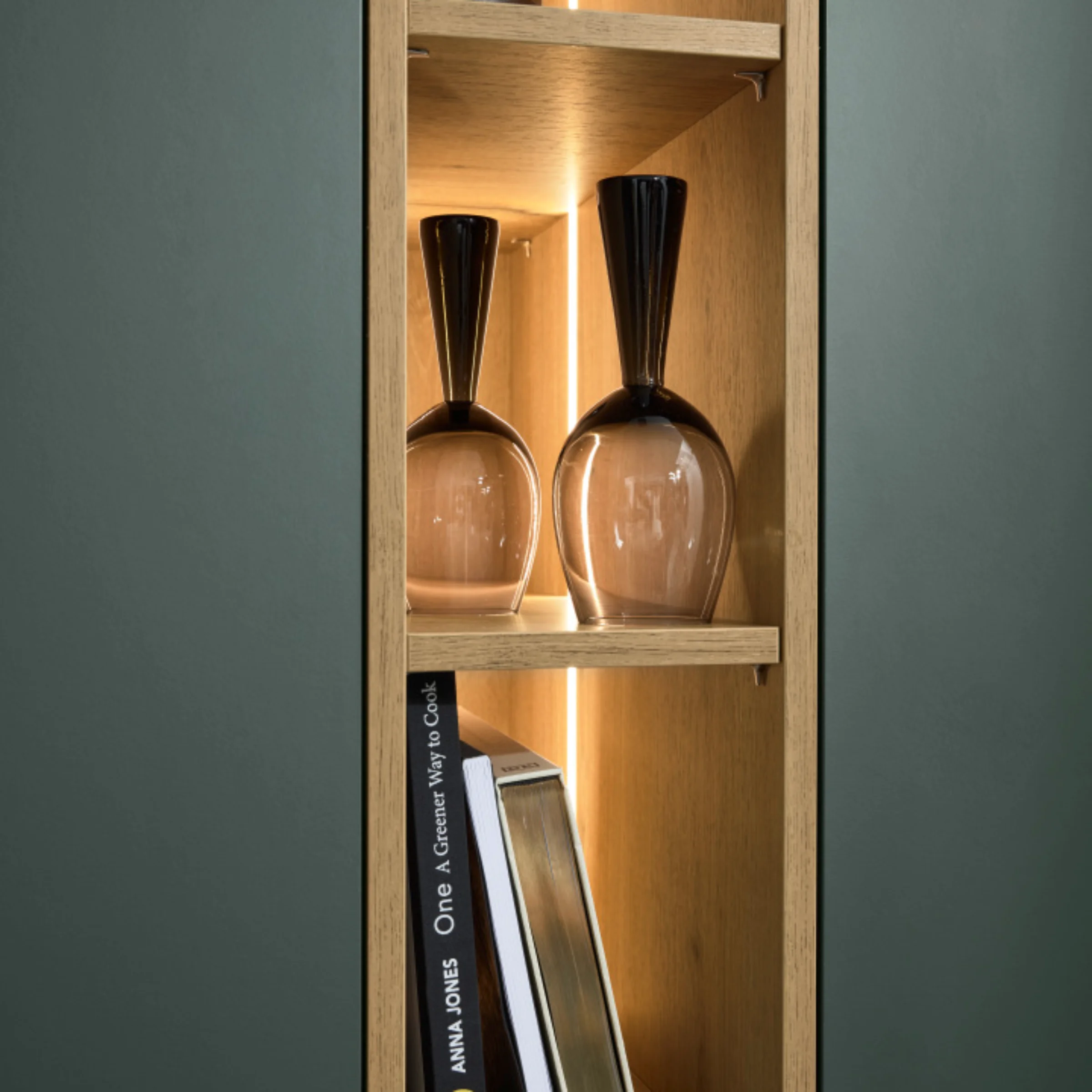 Scaffale con libri e vasi dal design elegante, perfetto per Nolte Living.