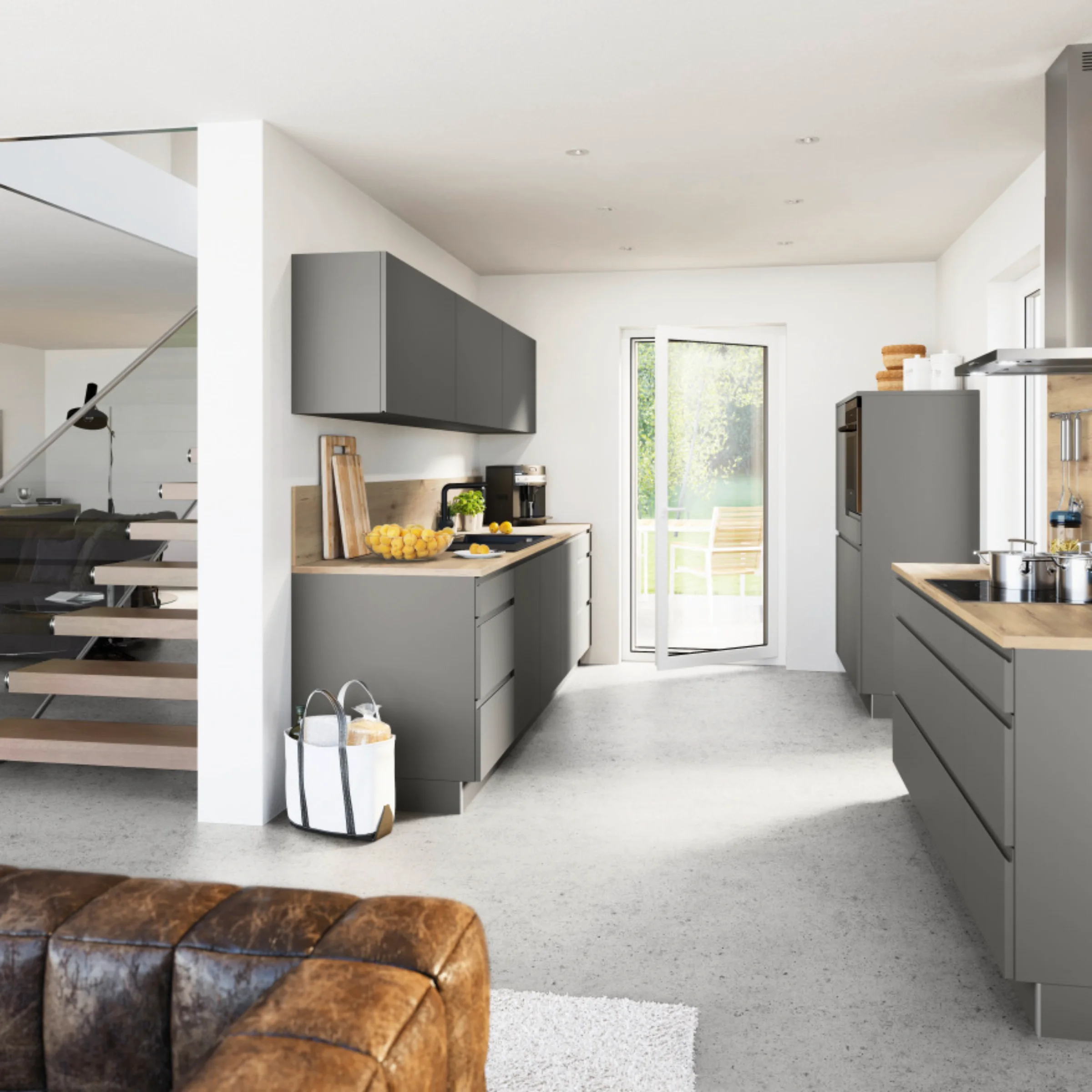 Cucina moderna con armadi grigi e dettagli in legno, soggiorno sullo sfondo. Nolte Kitchen.