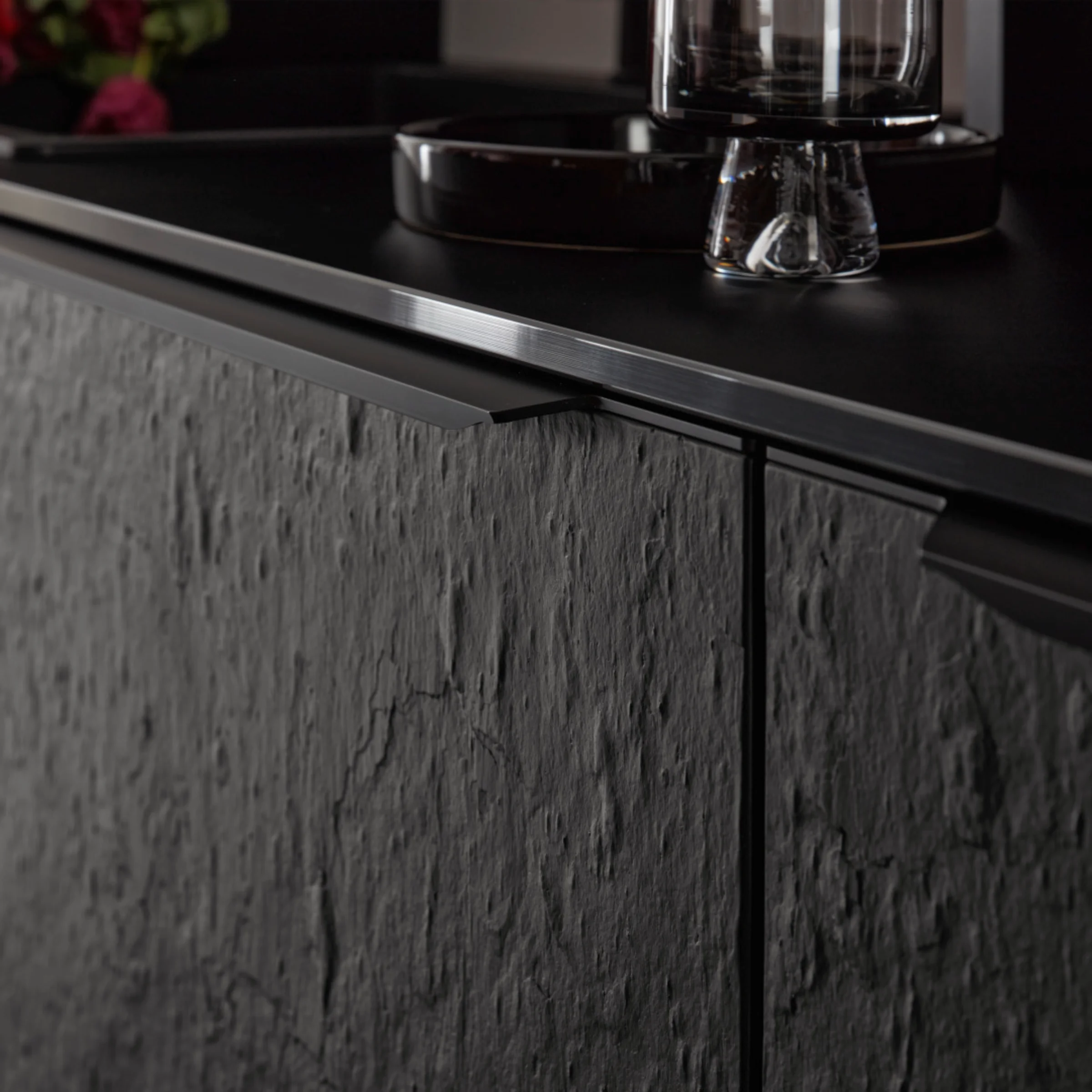 Cucina moderna con frontali scuri e strutturati e dettagli eleganti di Nolte Kitchen.