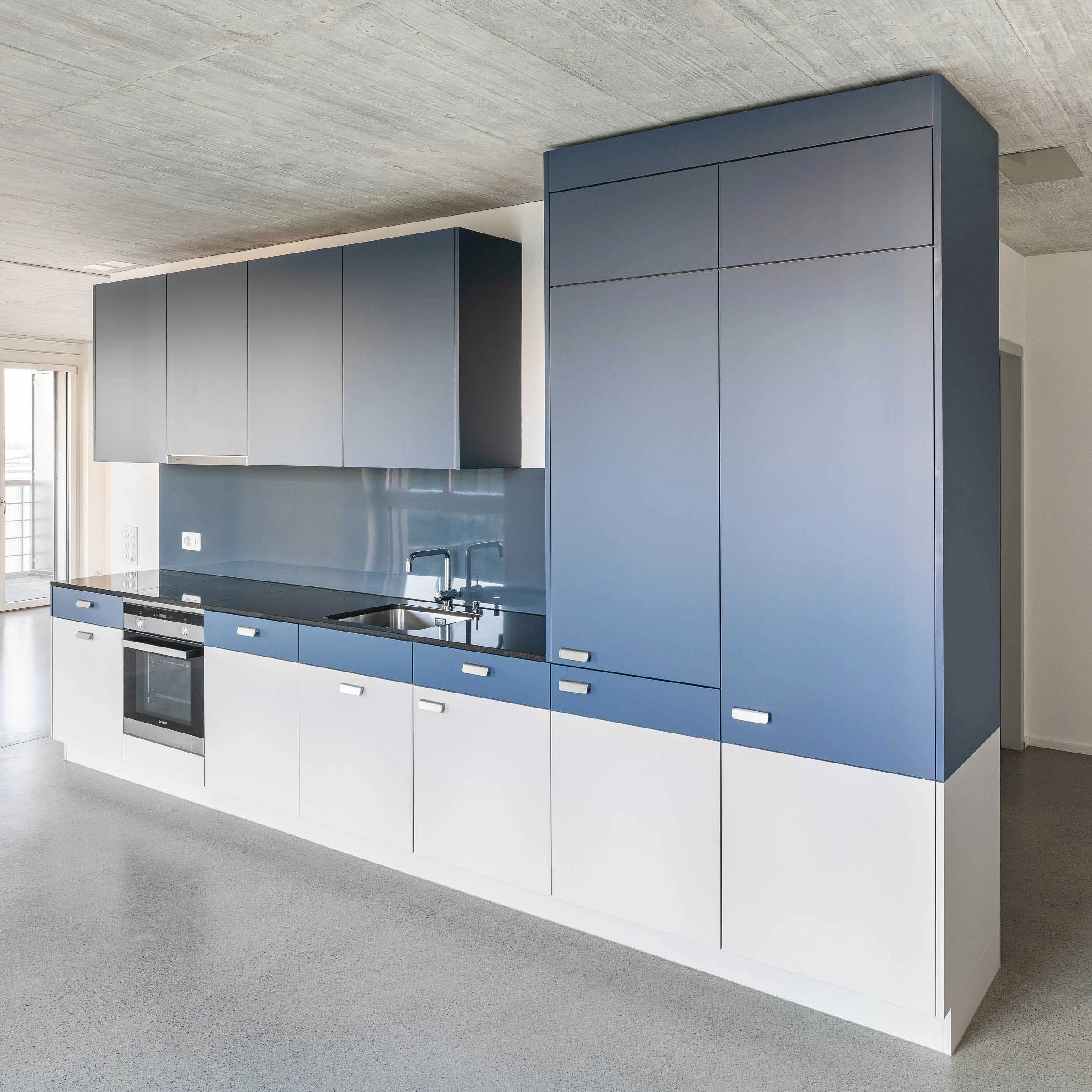 Cucina moderna con armadi blu e bianchi di Nolte Kitchen.