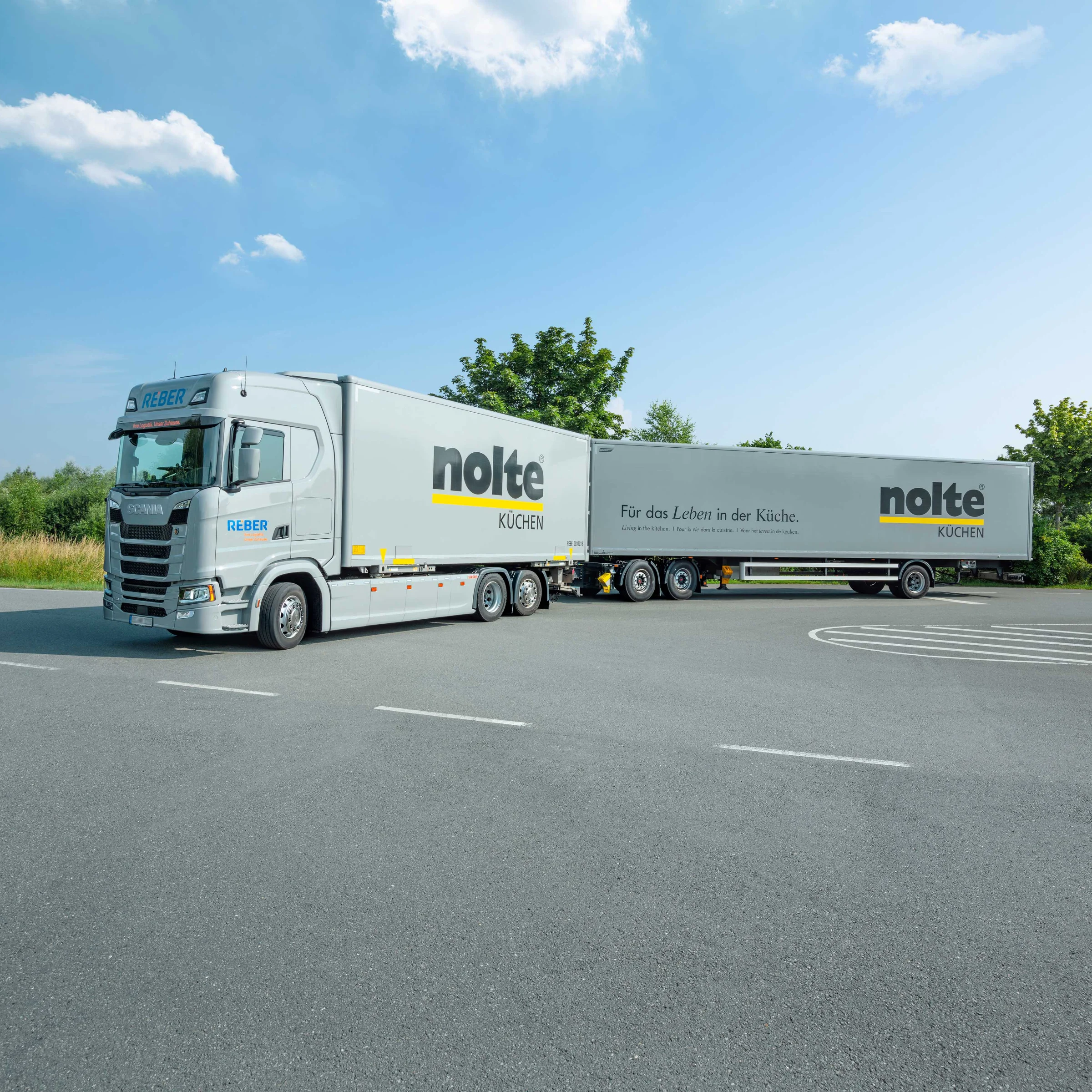 Camion con scritta "Nolte Kitchen" parcheggiato sotto un cielo azzurro.