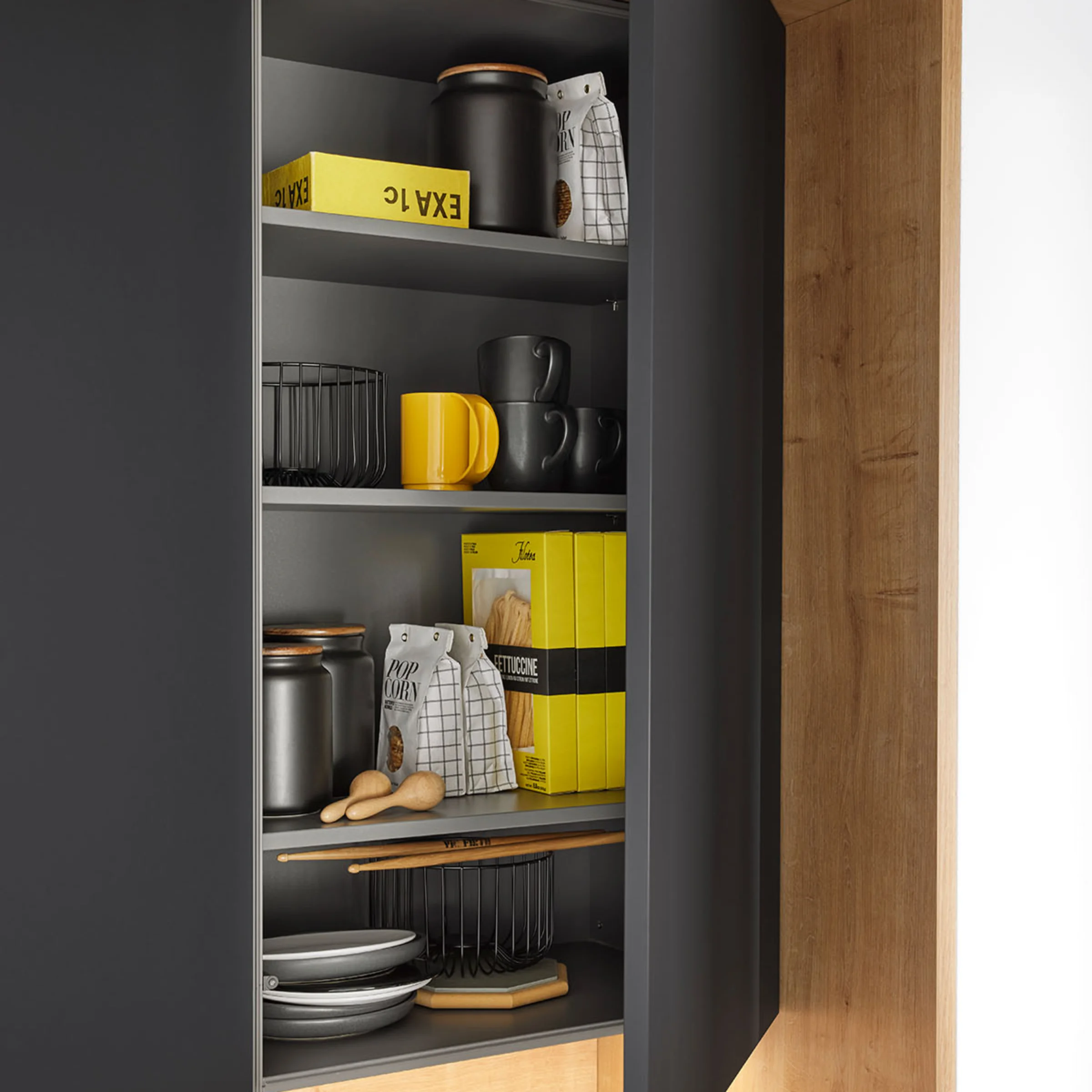 Armadio da cucina aperto con stoviglie in una cucina moderna di Nolte Kitchen.