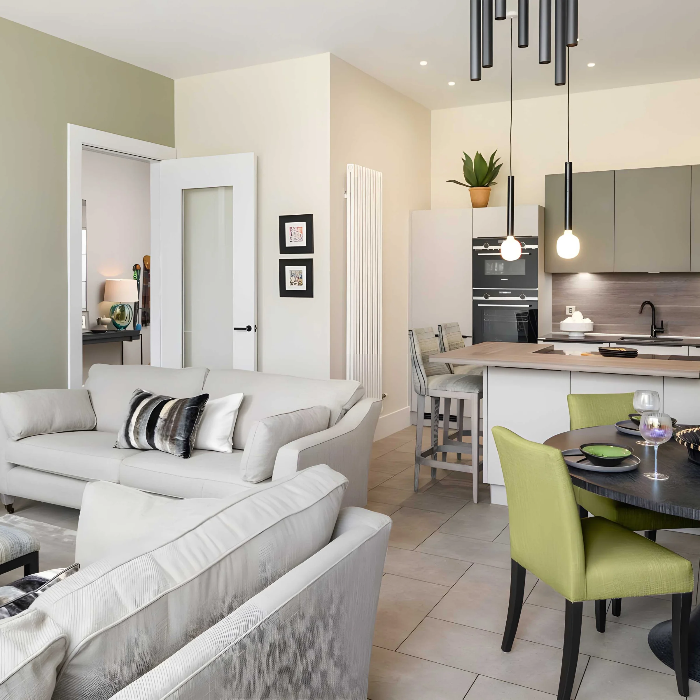 Soggiorno con arredi moderni, zona pranzo e cucina a vista, progettato da Nolte Living.