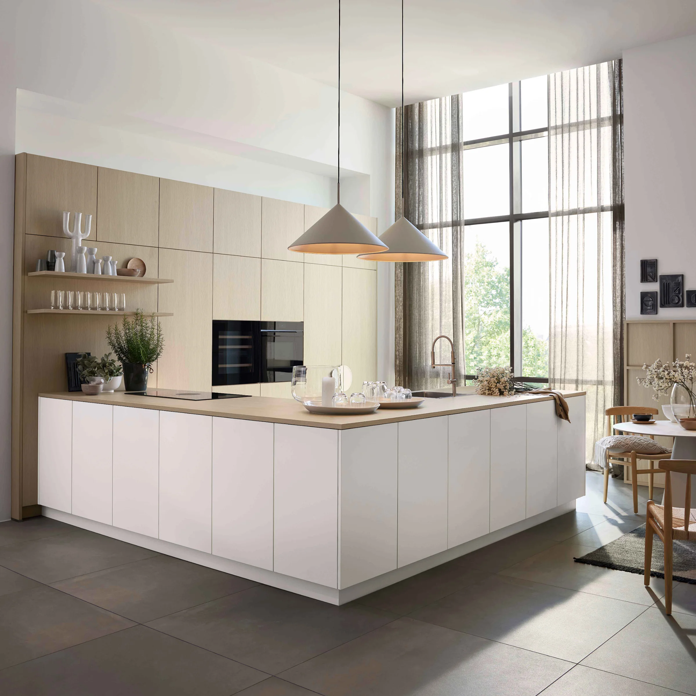 Cucina moderna con isola e grandi finestre, Nolte Kitchen.
