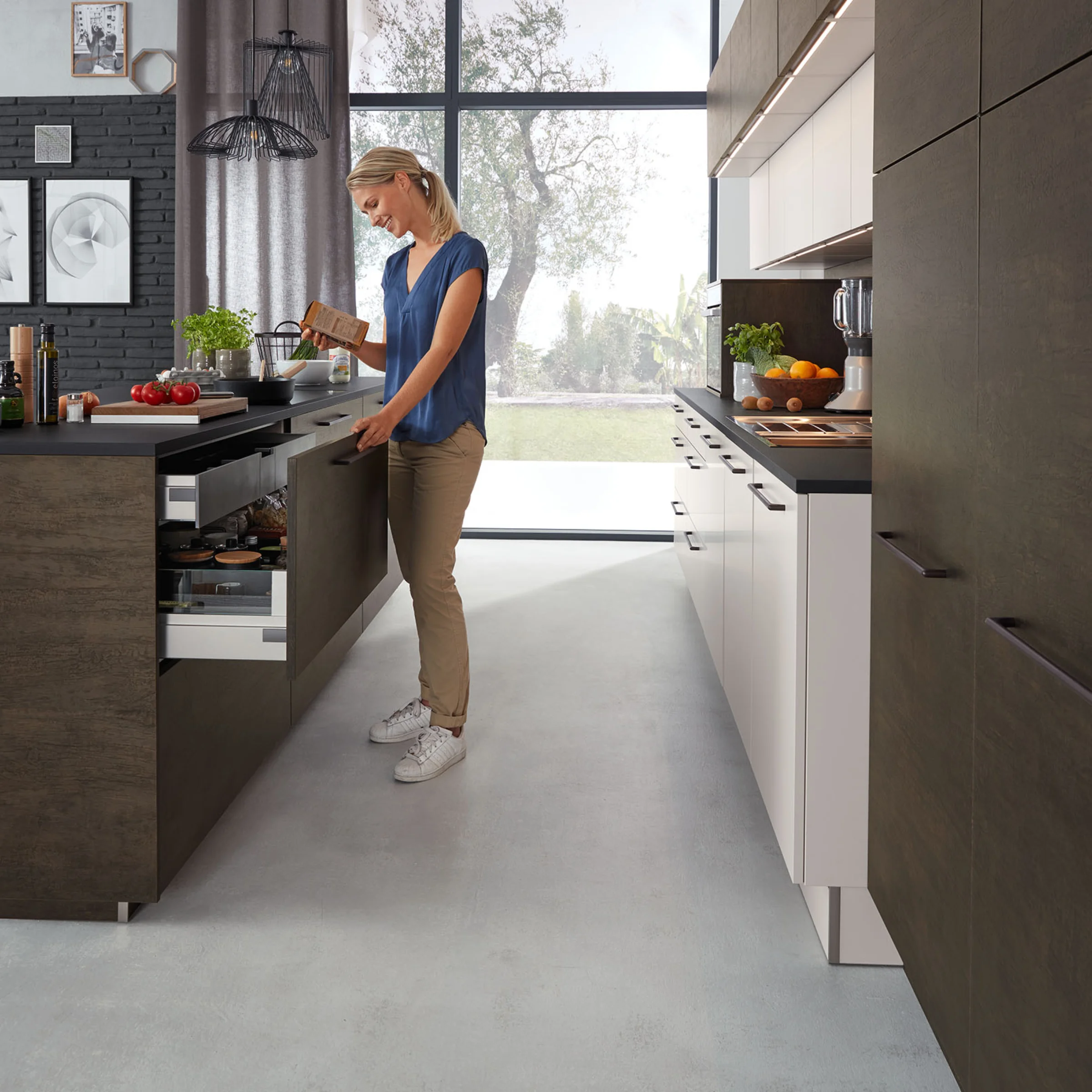 Cucina moderna con isola e armadi effetto legno, presentata da Nolte Kitchen.