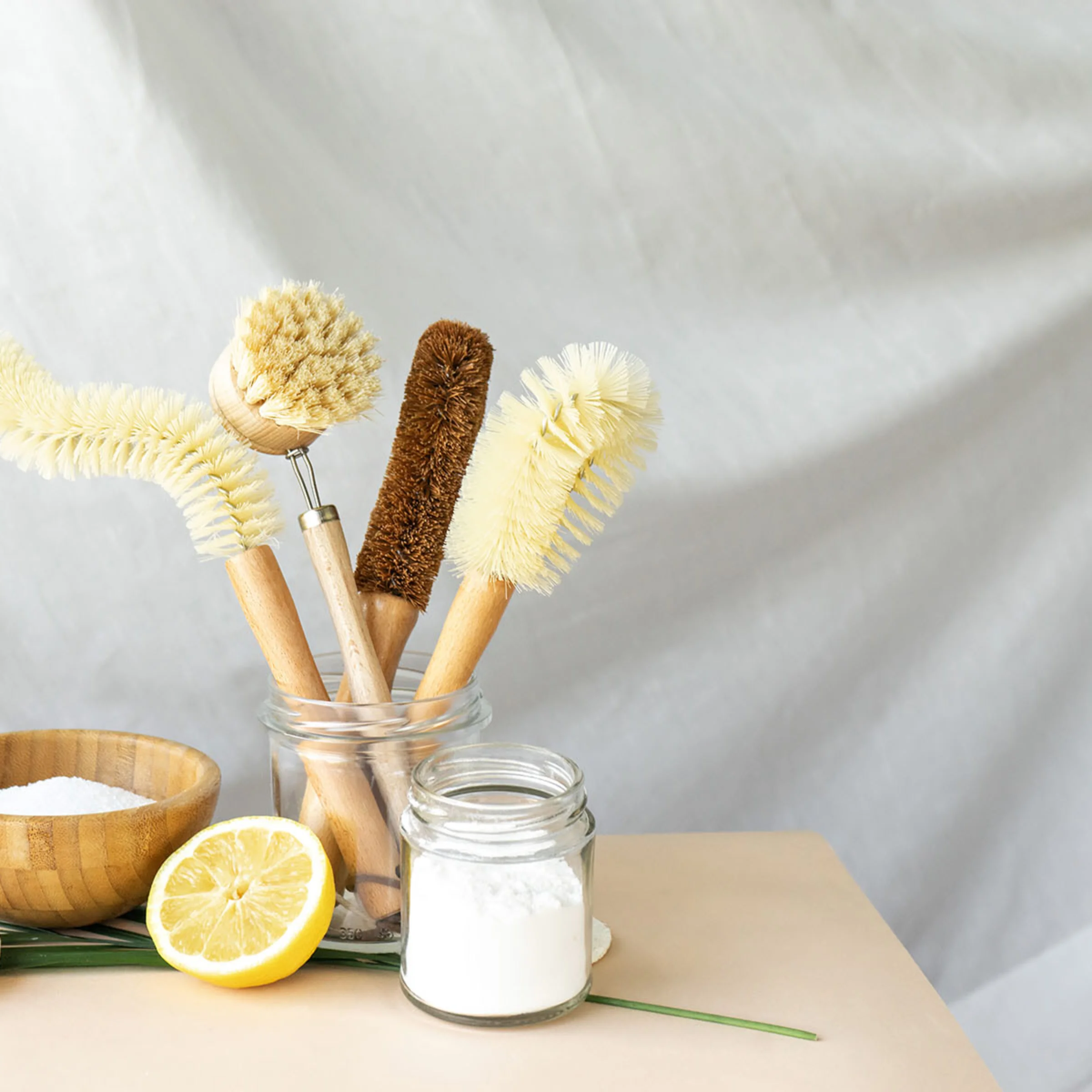 Spazzole naturali, mezzo limone e sale su un tavolo.