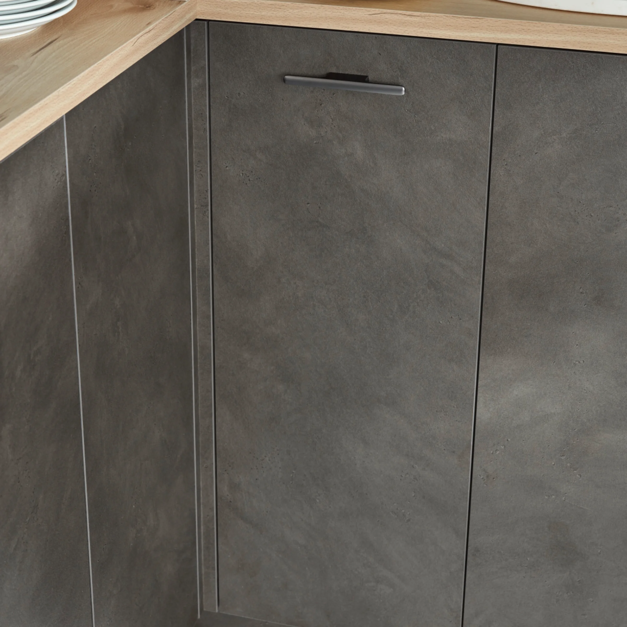 Cucina moderna con armadi grigi e scaffali in legno, arredata da Nolte Kitchen.