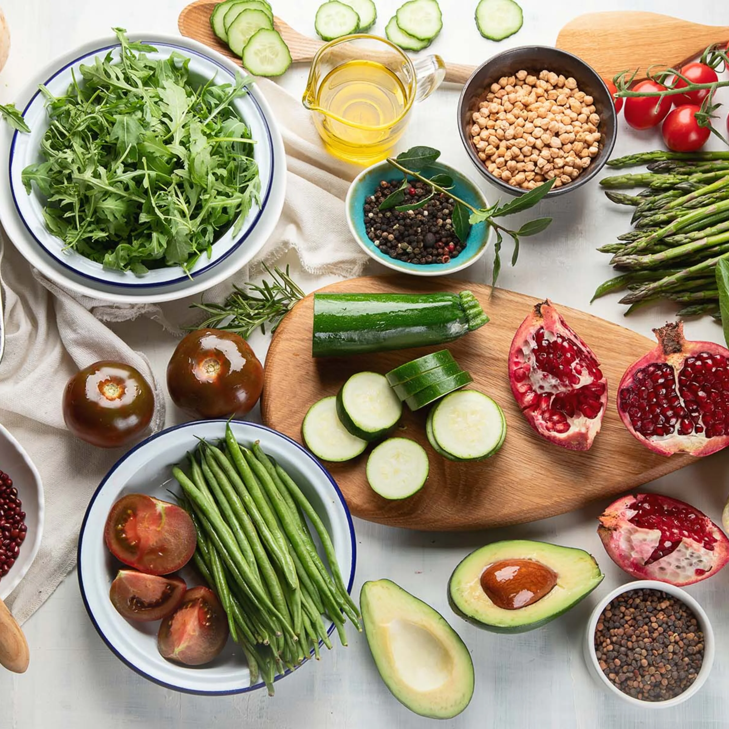 Varie verdure fresche e ingredienti disposti su un tavolo.