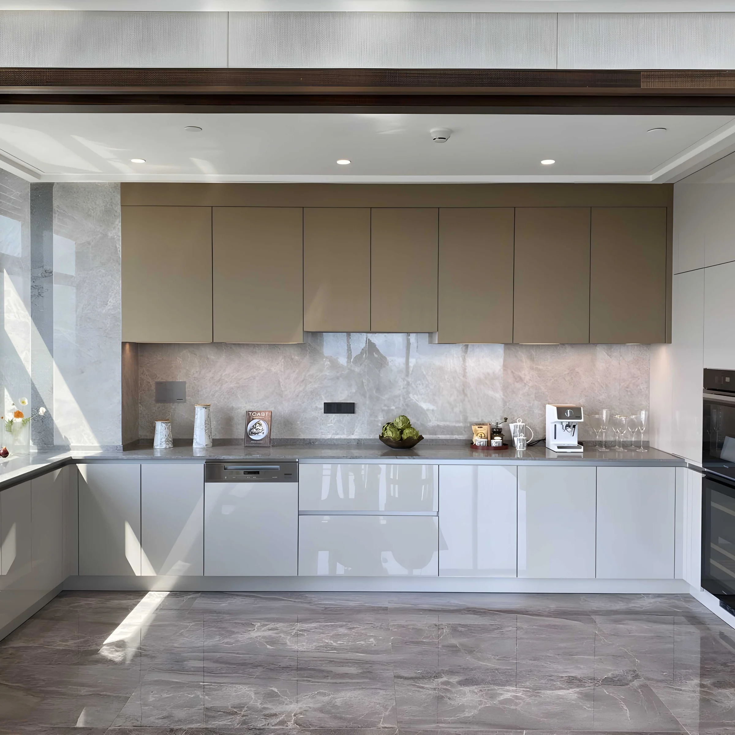 Cucina moderna con armadi grigi e beige, elettrodomestici e pavimento in marmo. Nolte Kitchen.