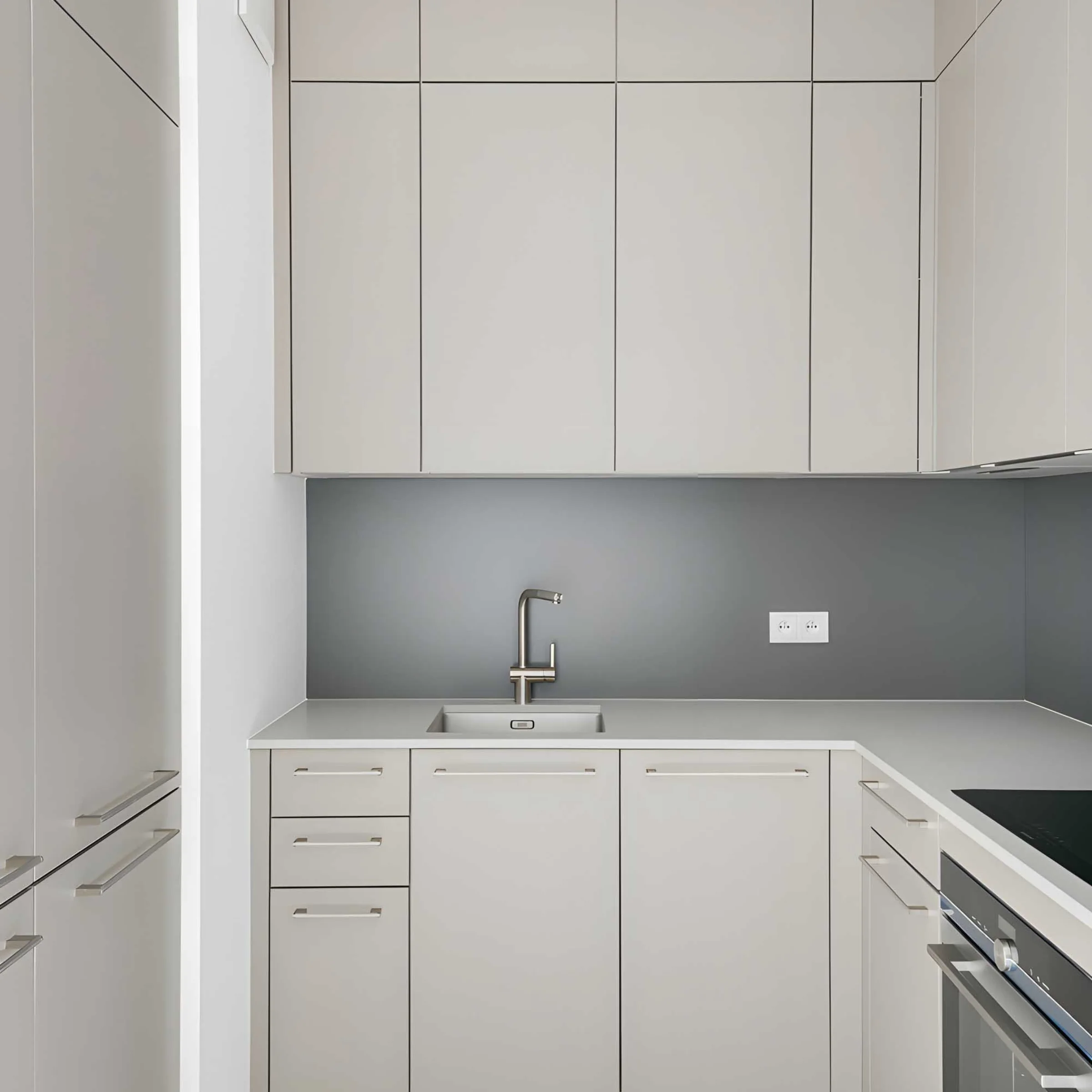 Cucina moderna con armadi grigi e piastrelle in marmo, Nolte Kitchen.