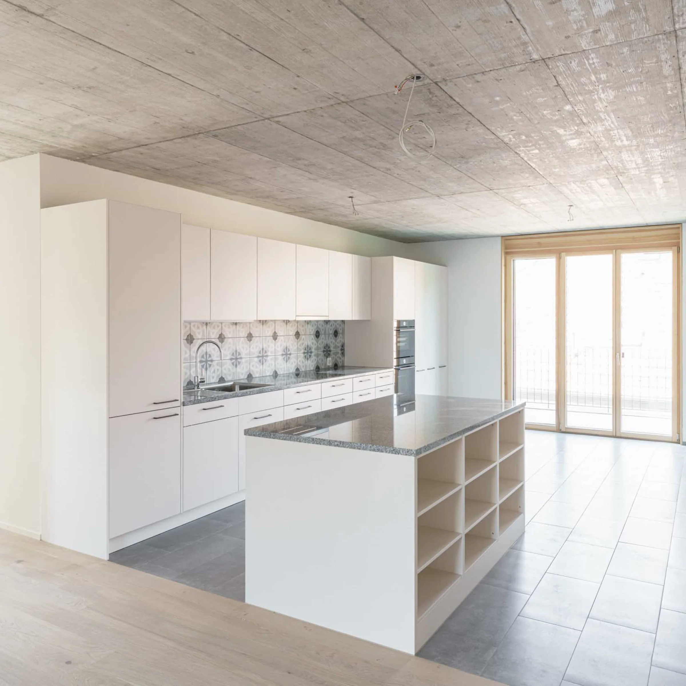 Cucina moderna con isola e grandi finestre, Nolte Kitchen.