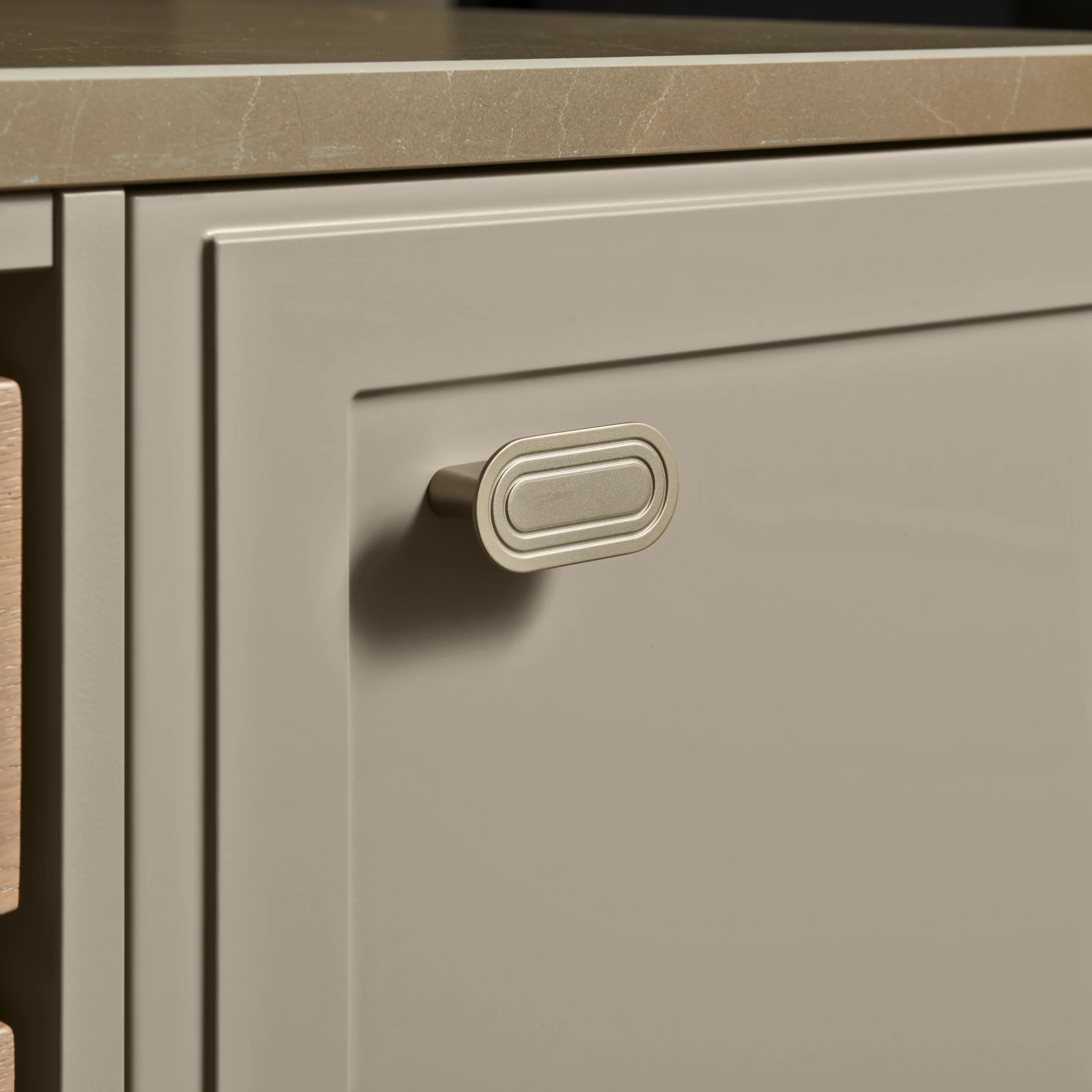 Primo piano di una porta dell'armadio da cucina con maniglia, parte di Nolte Kitchen.