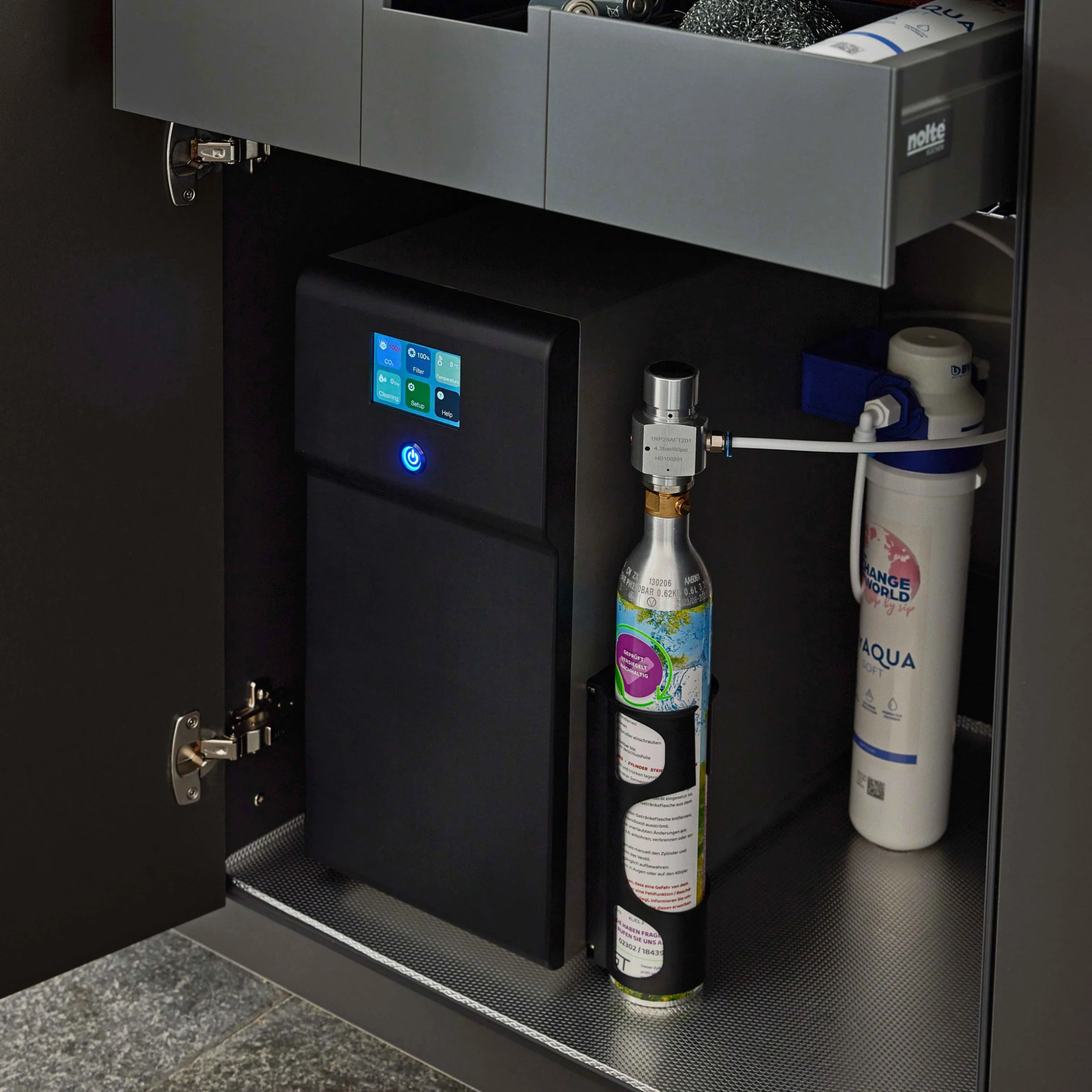 Armadio da cucina aperto con gasatore e accessori, Nolte Kitchen.