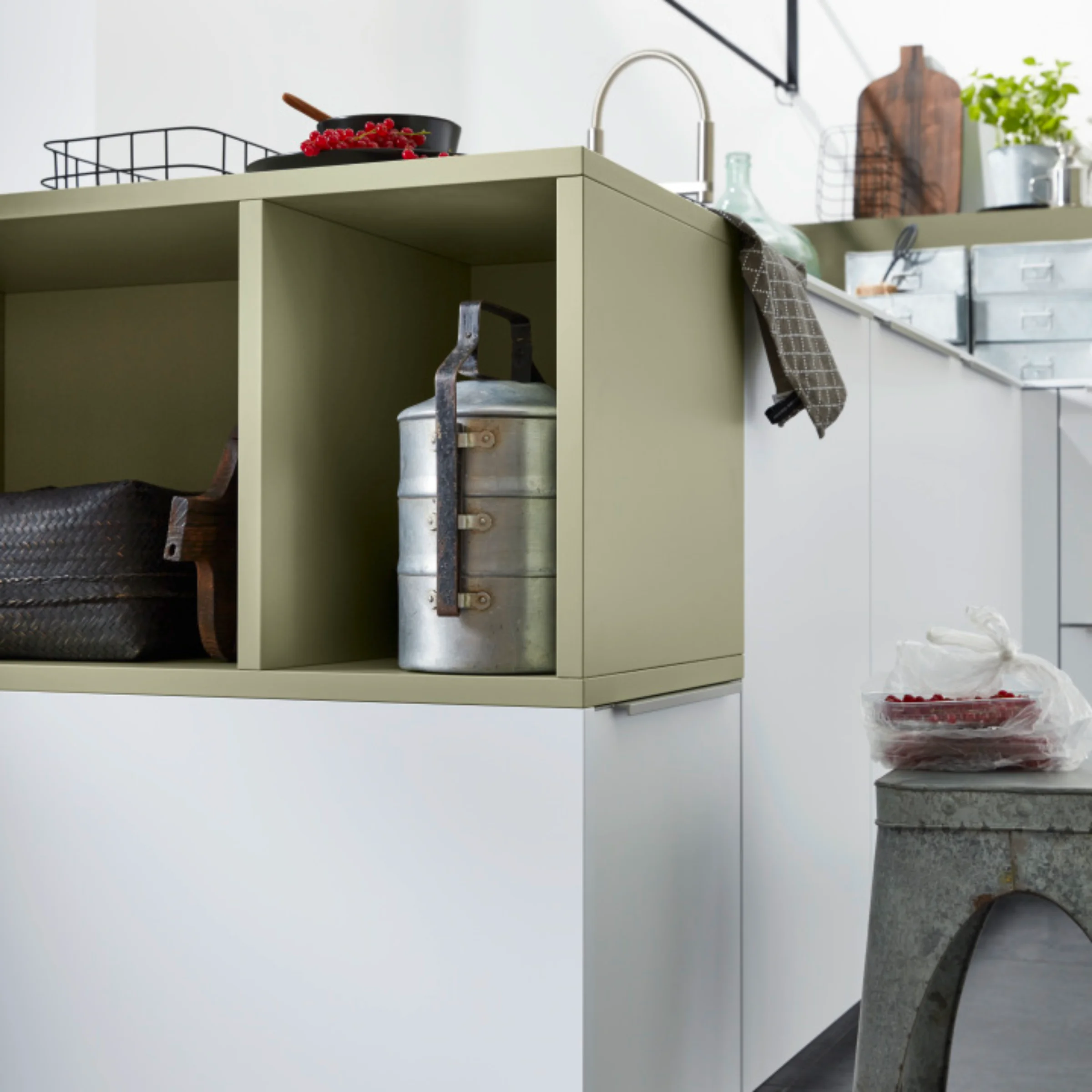 Cucina moderna con elementi bianchi e verde oliva di Nolte Kitchen.