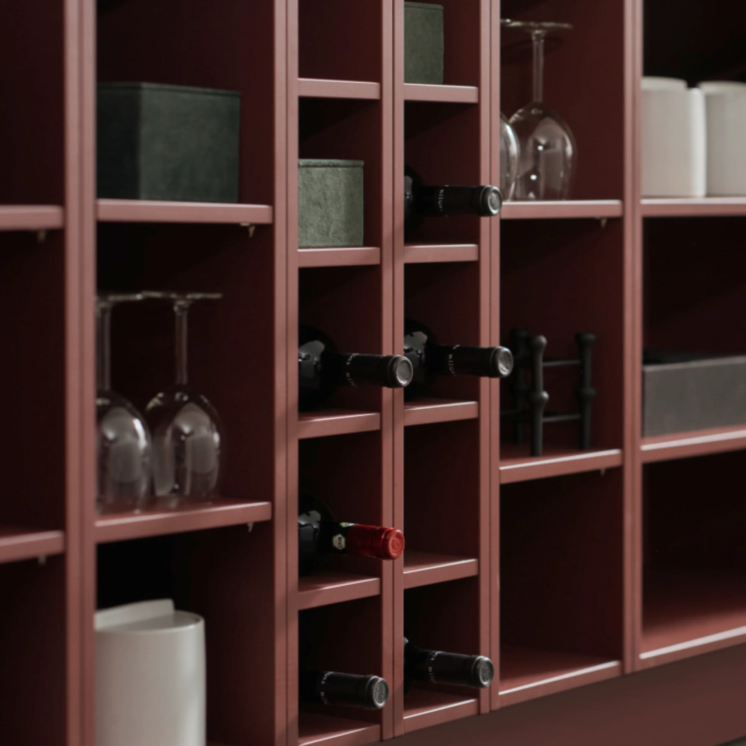 Portabottiglie in legno con bicchieri e bottiglie, adatto per Nolte Living.