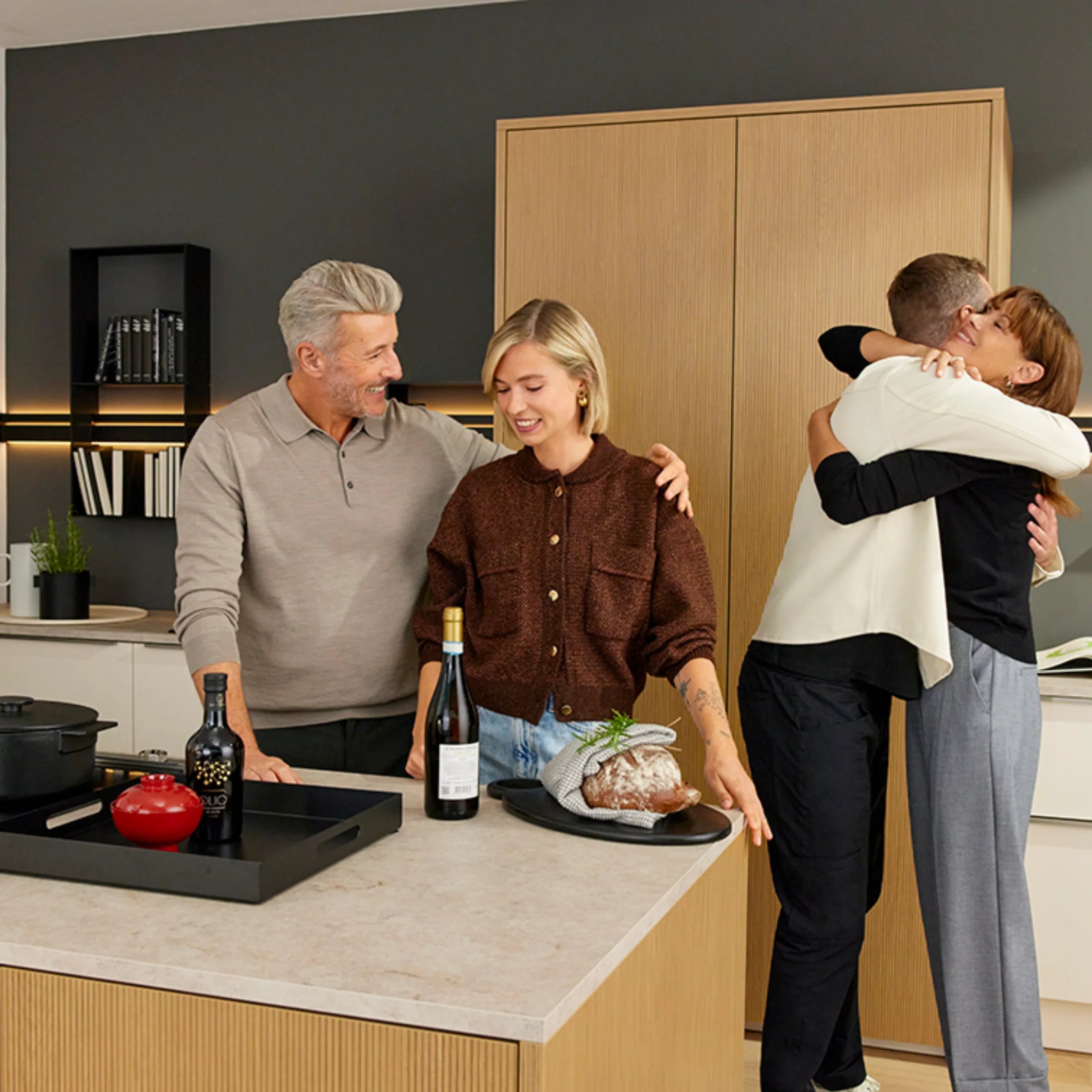 Un gruppo di persone cucina insieme in una moderna cucina Nolte.