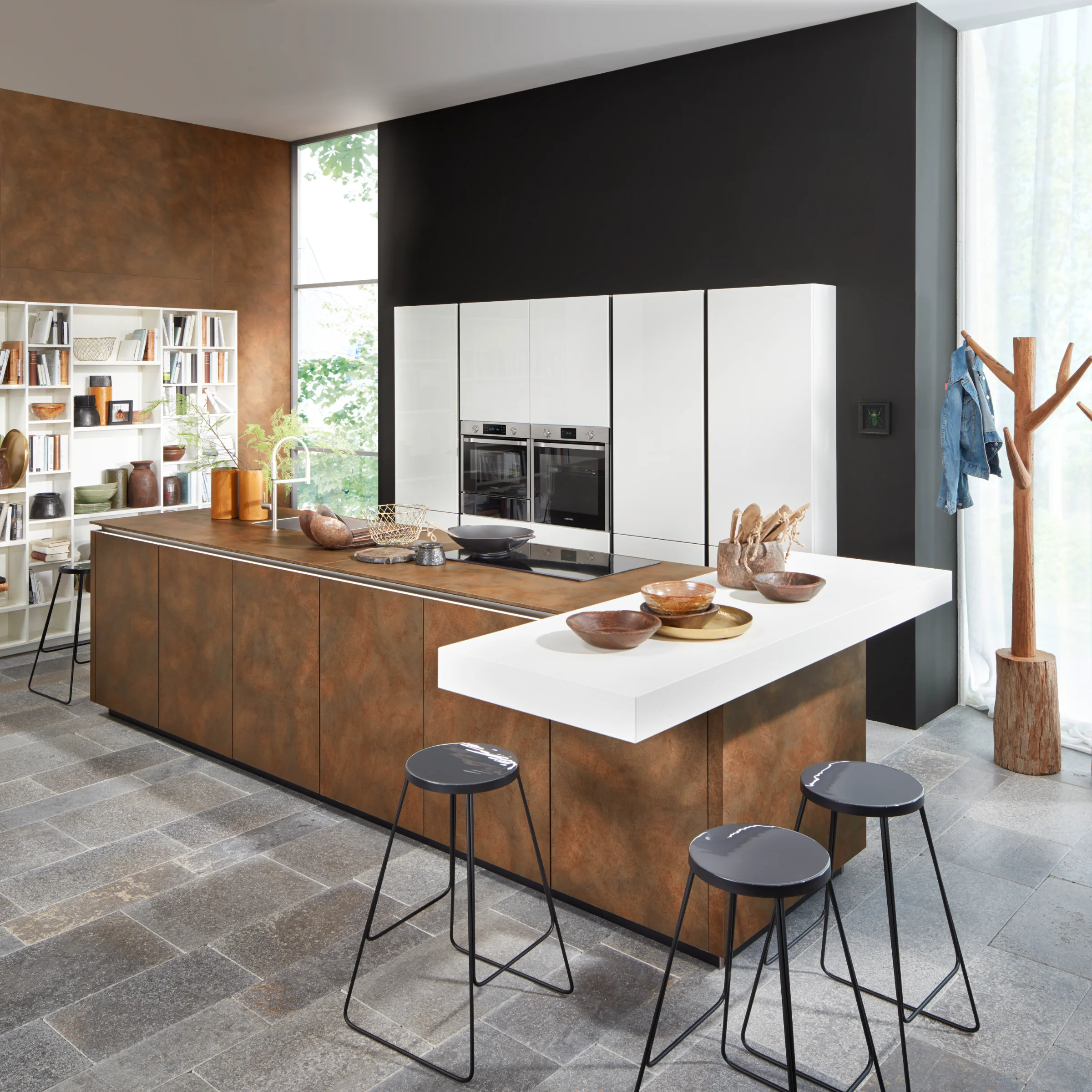Cucina moderna con isola e area salotto, arredata da Nolte Kitchen.