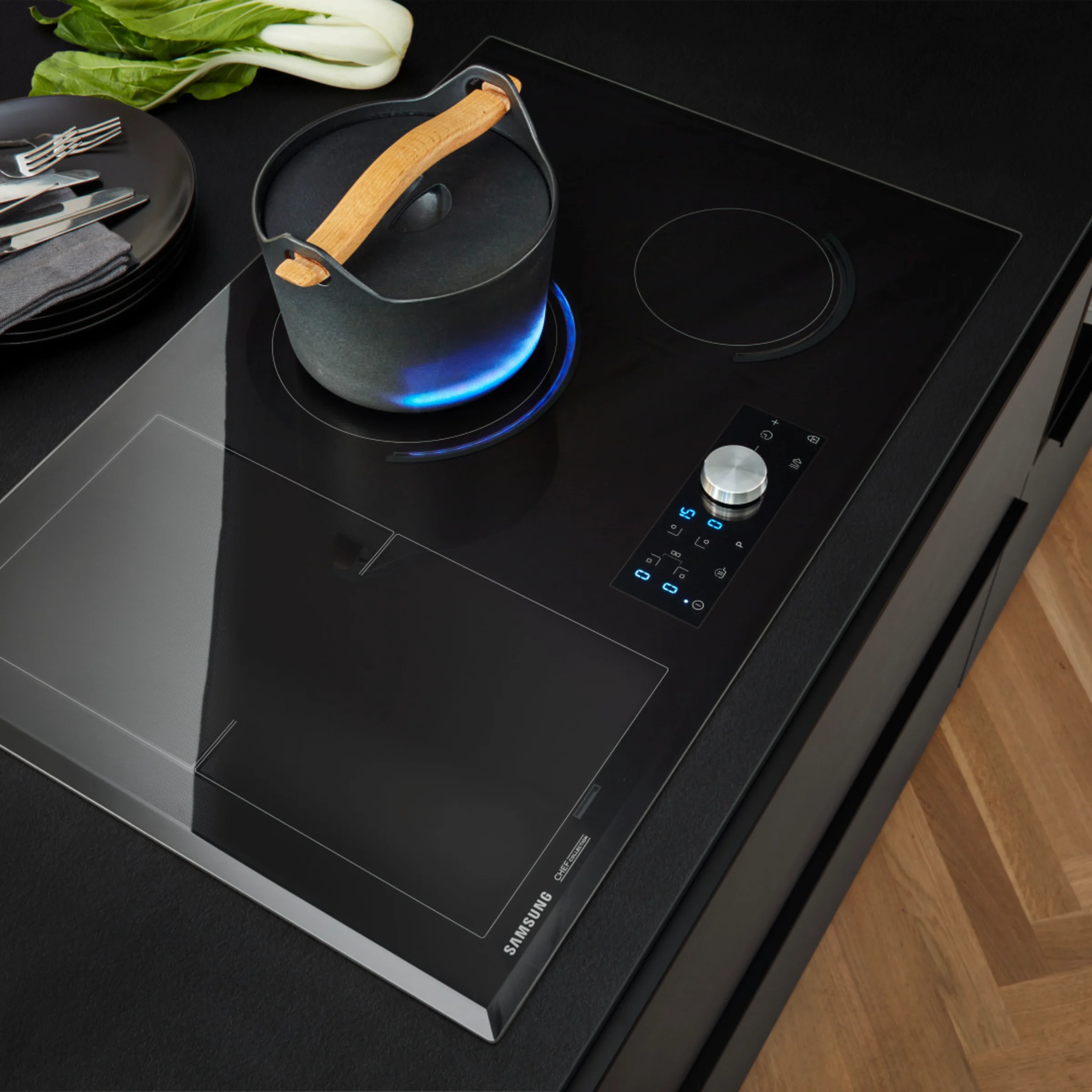 Una cucina moderna con piano cottura e pentola, presentata da Nolte Kitchen.