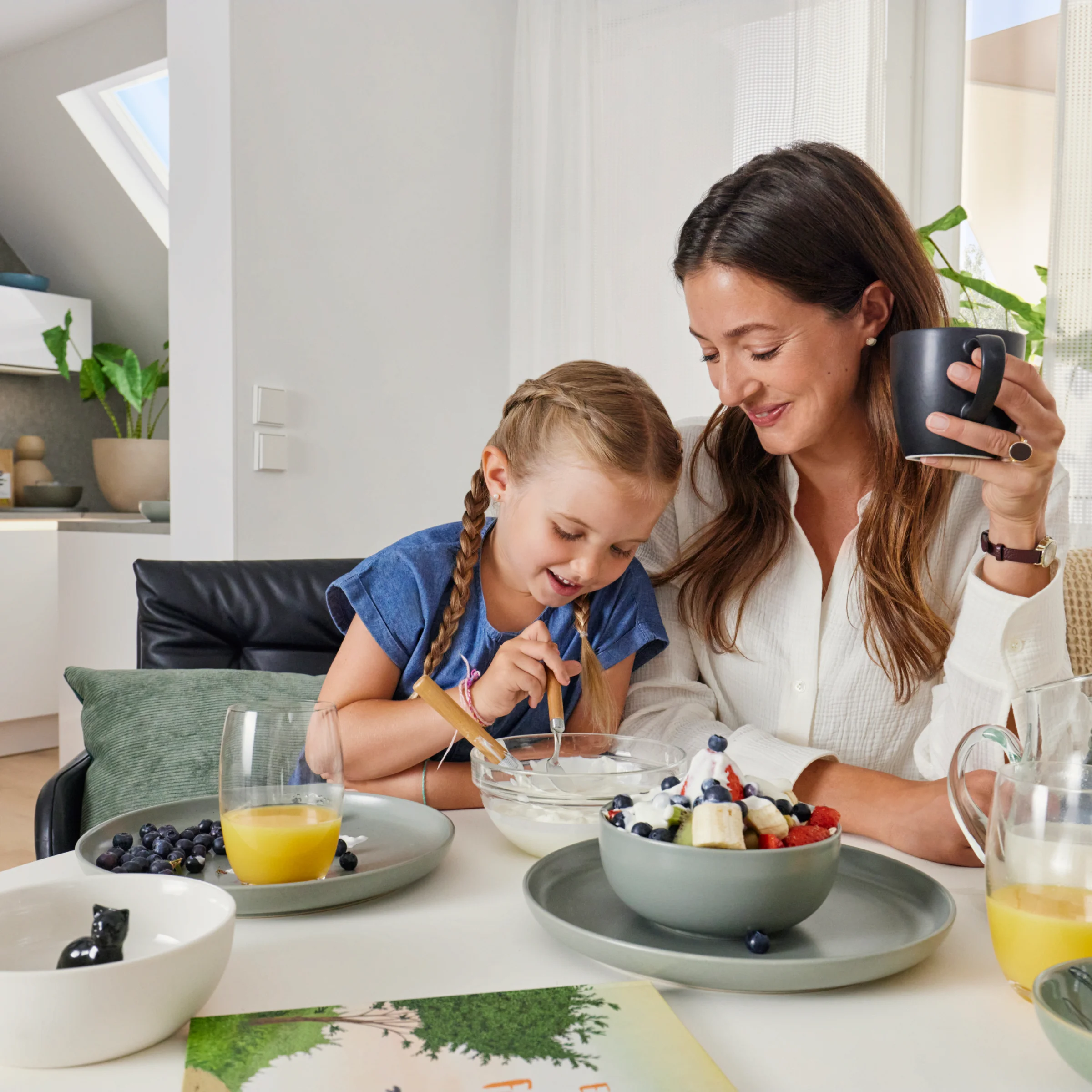 Madre e figlia fanno colazione insieme in una cucina moderna di Nolte Kitchen.