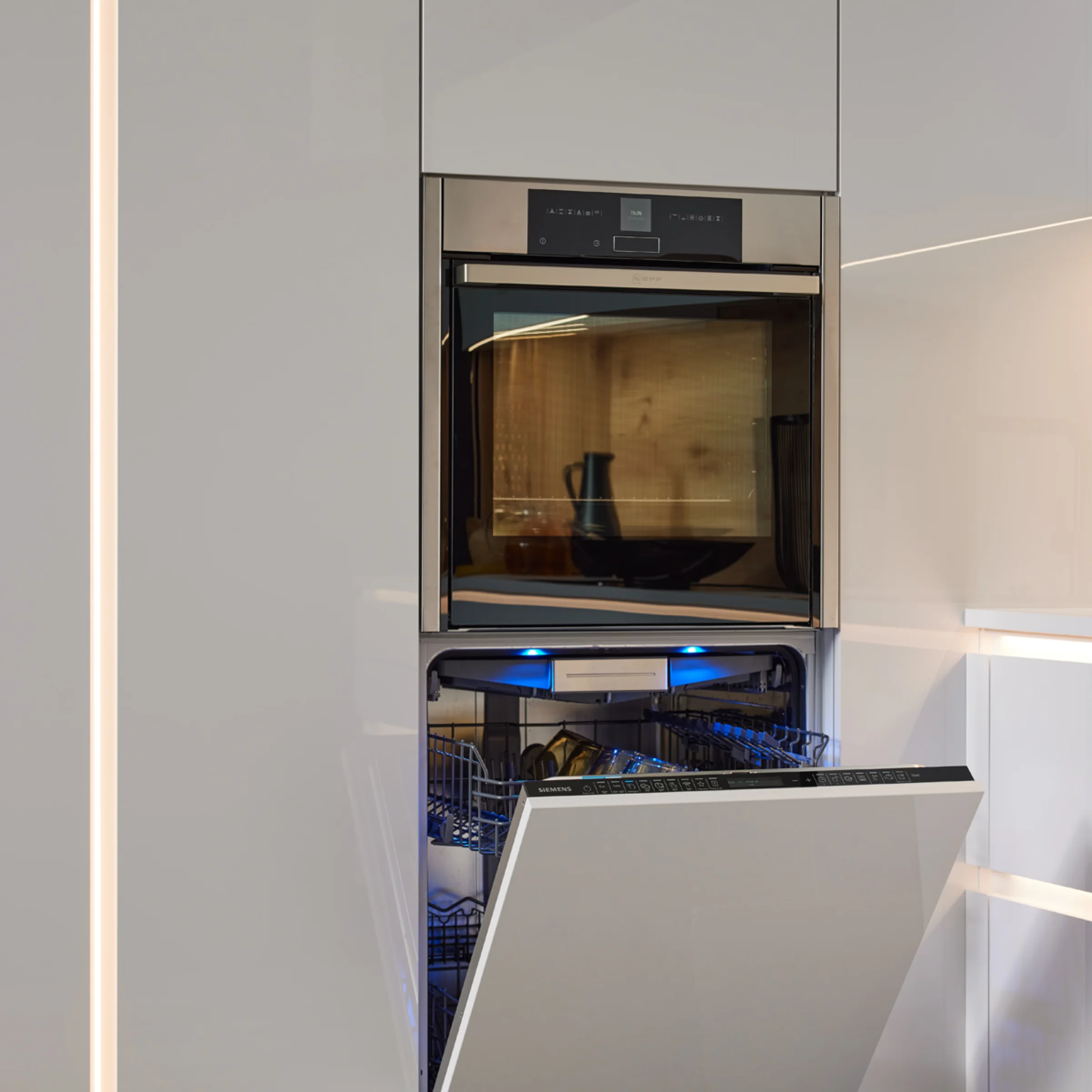 Cucina moderna con lavastoviglie aperta, design elegante di Nolte Kitchen.