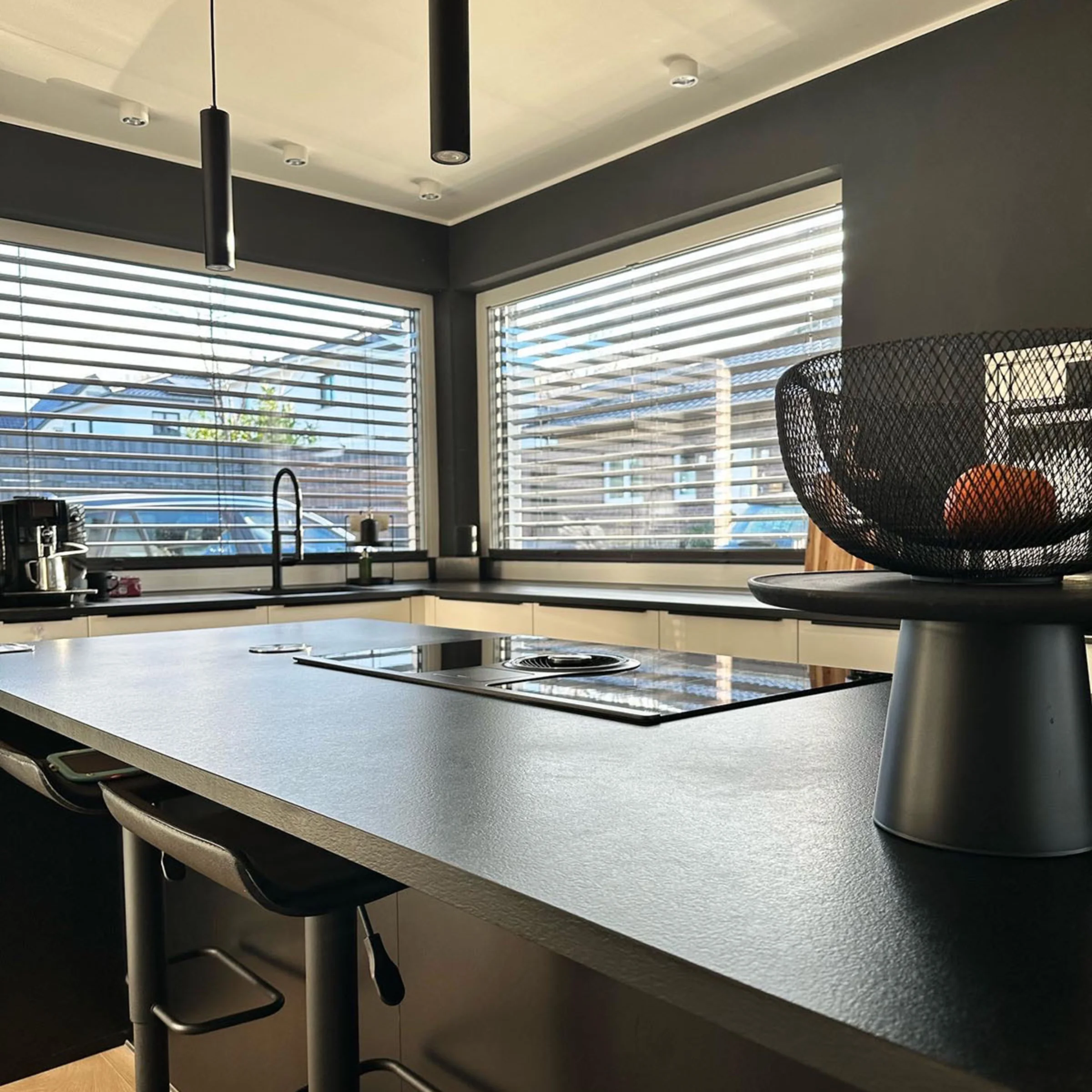 Cucina moderna con isola e sgabelli in una stanza luminosa, Nolte Kitchen.