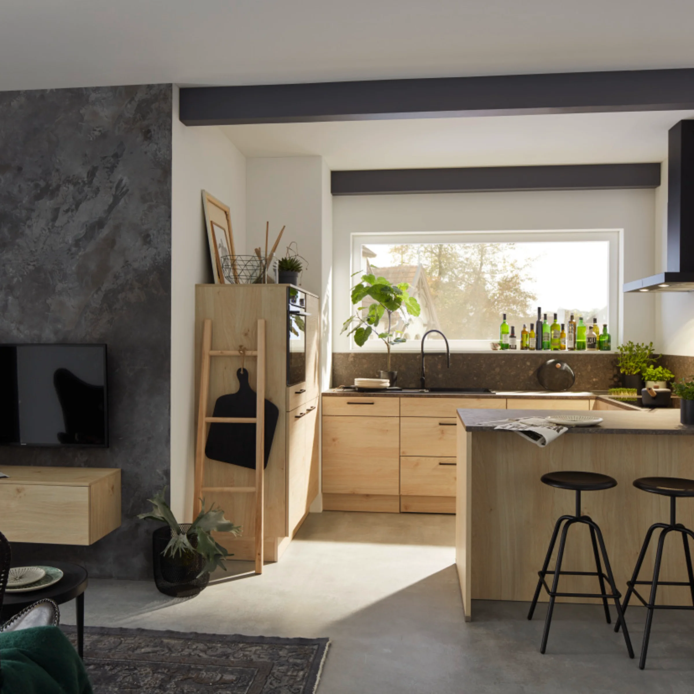 Cucina moderna con dettagli in legno e sgabelli da bar, illuminata accogliente. Nolte Kitchen.
