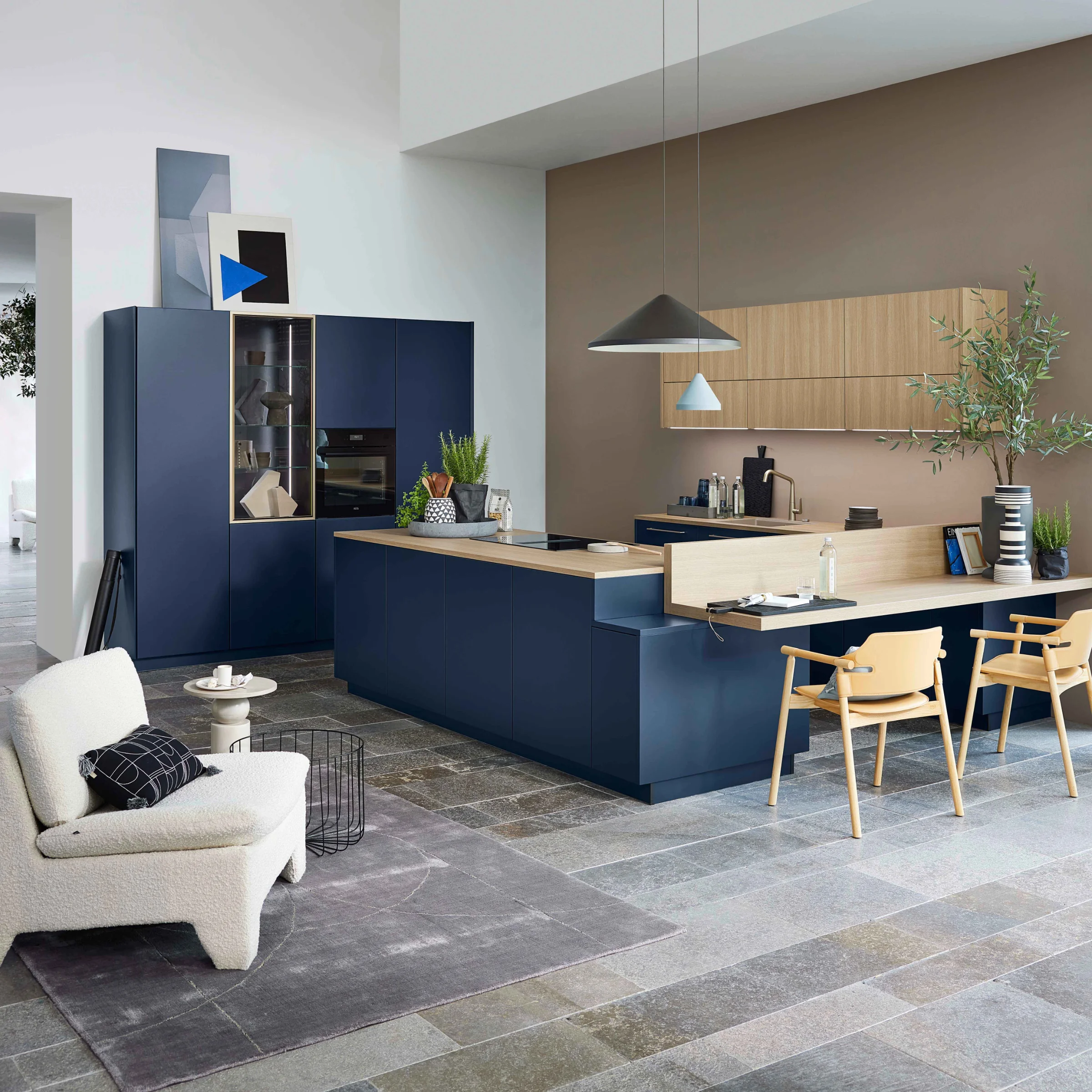 Cucina moderna con armadi blu e elementi in legno di Nolte Kitchen.