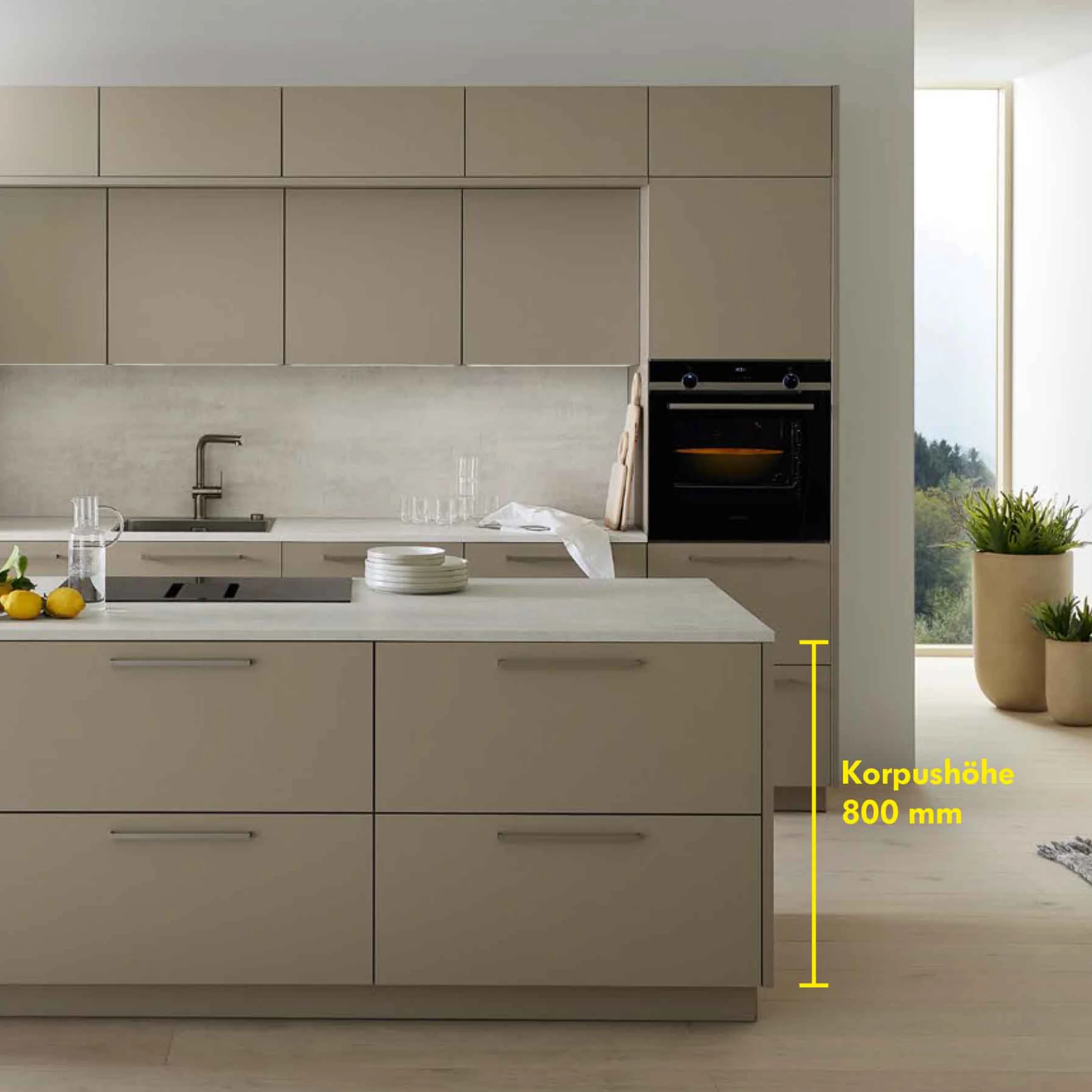 Cucina moderna con isola e ciotola di frutta, design di Nolte Kitchen.