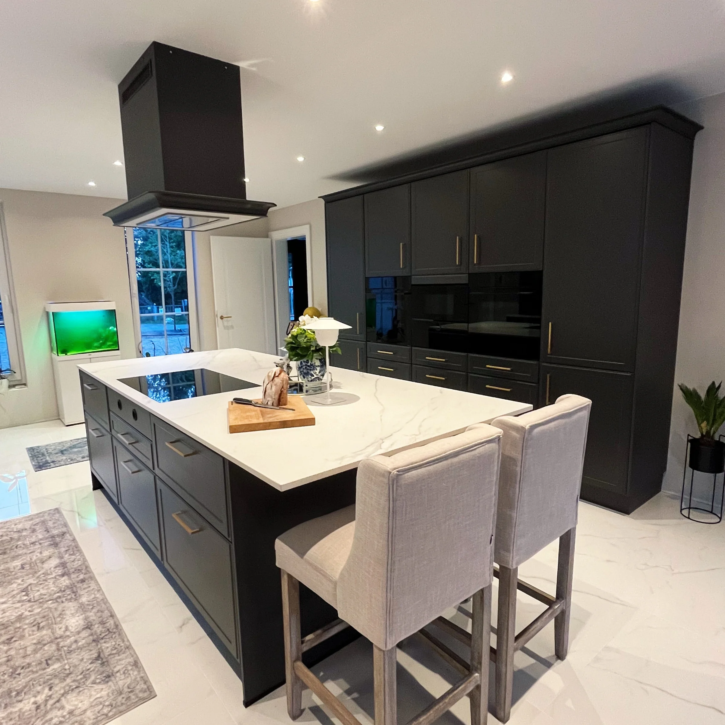 Cucina moderna con isola e posti a sedere, progettata da Nolte Kitchen.