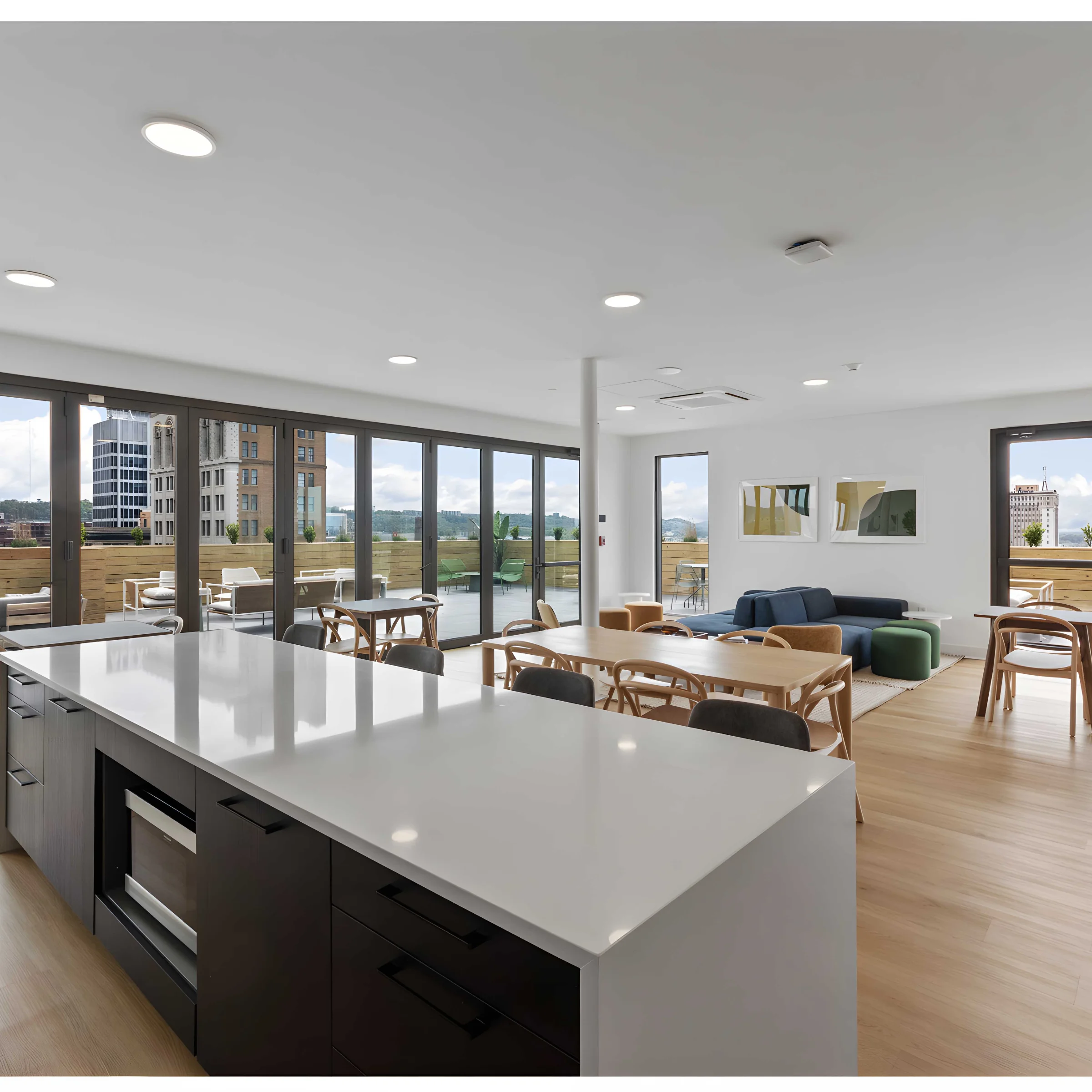 Soggiorno moderno con cucina a vista e grandi finestre, arredato da Nolte Kitchen.