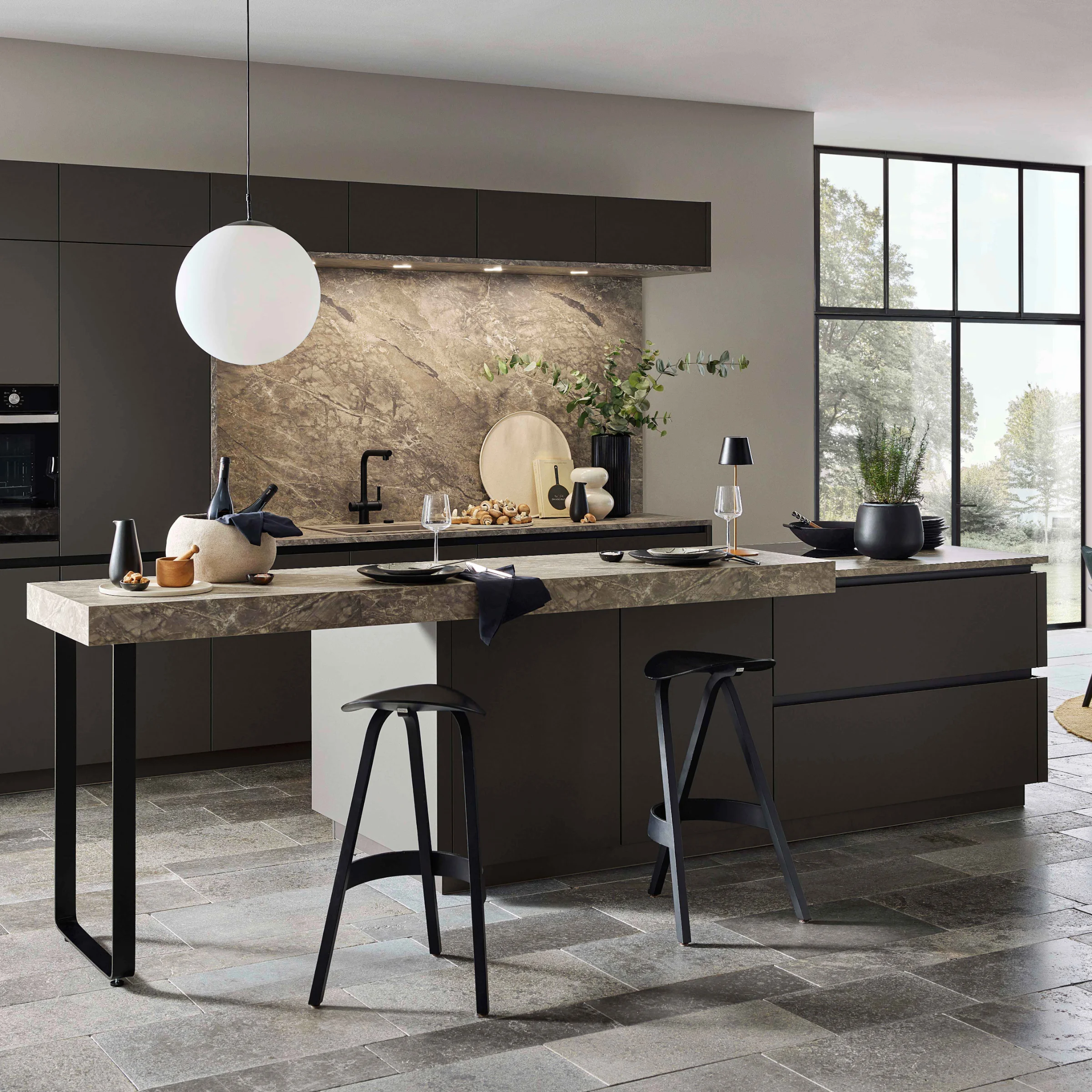 Cucina moderna con isola e dettagli eleganti, presentata da Nolte Kitchen.