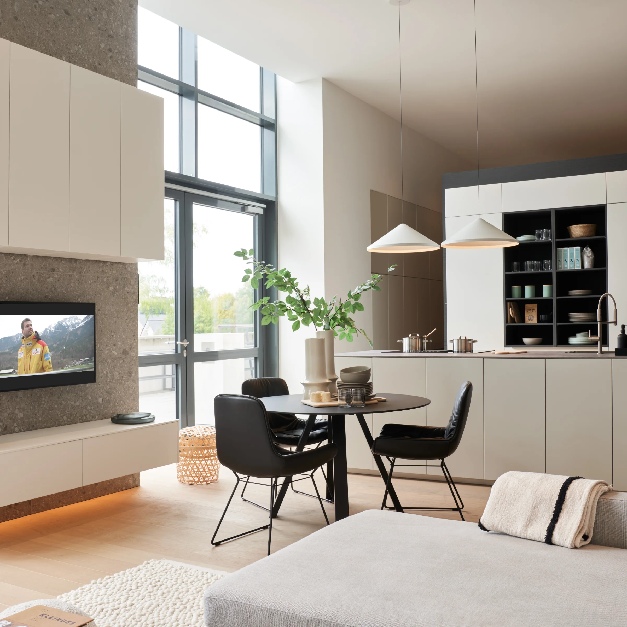 Cucina moderna a vista con mobili Nolte Kitchen e Nolte Living in un soggiorno contemporaneo.