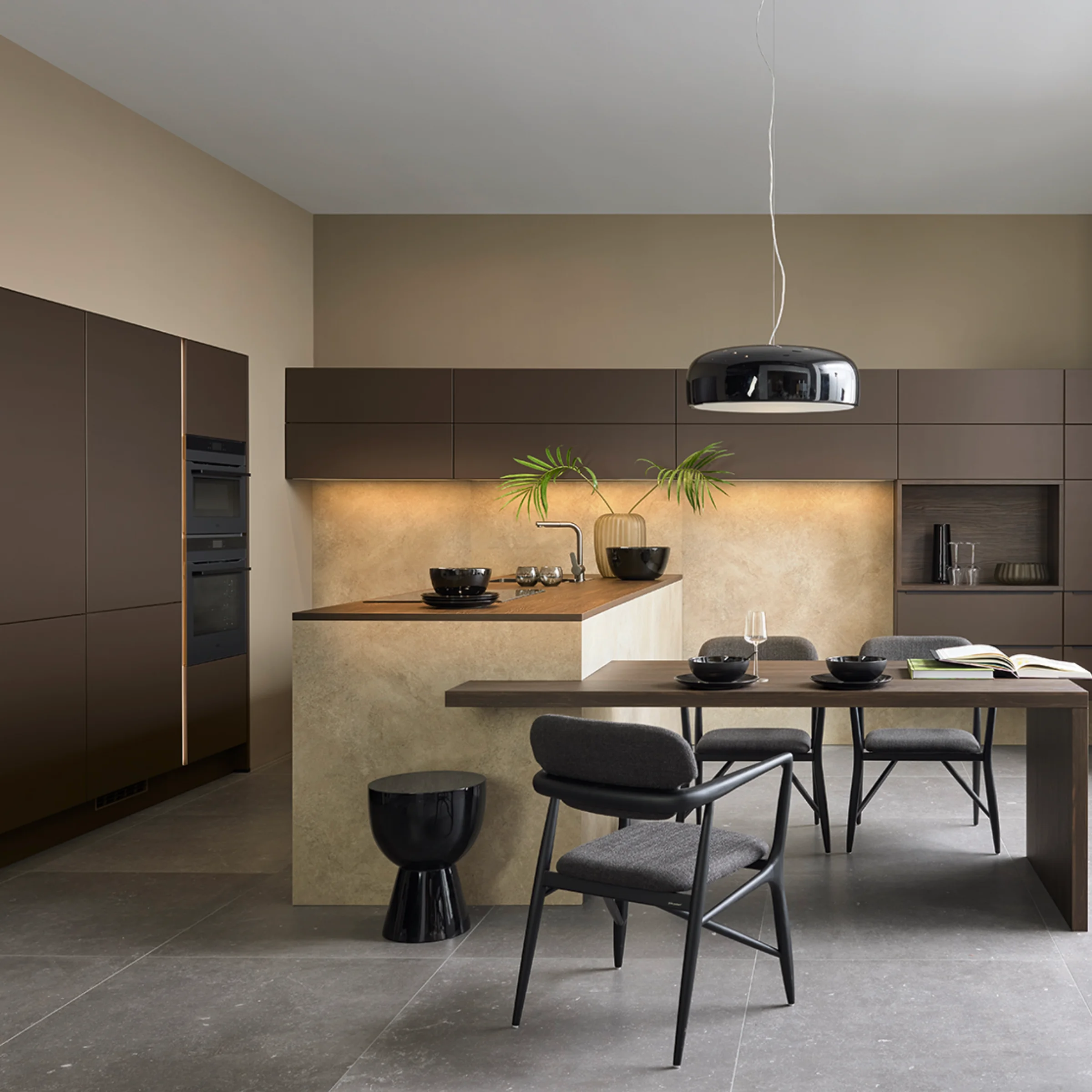 Cucina moderna con armadi scuri e isola; design Nolte Kitchen.