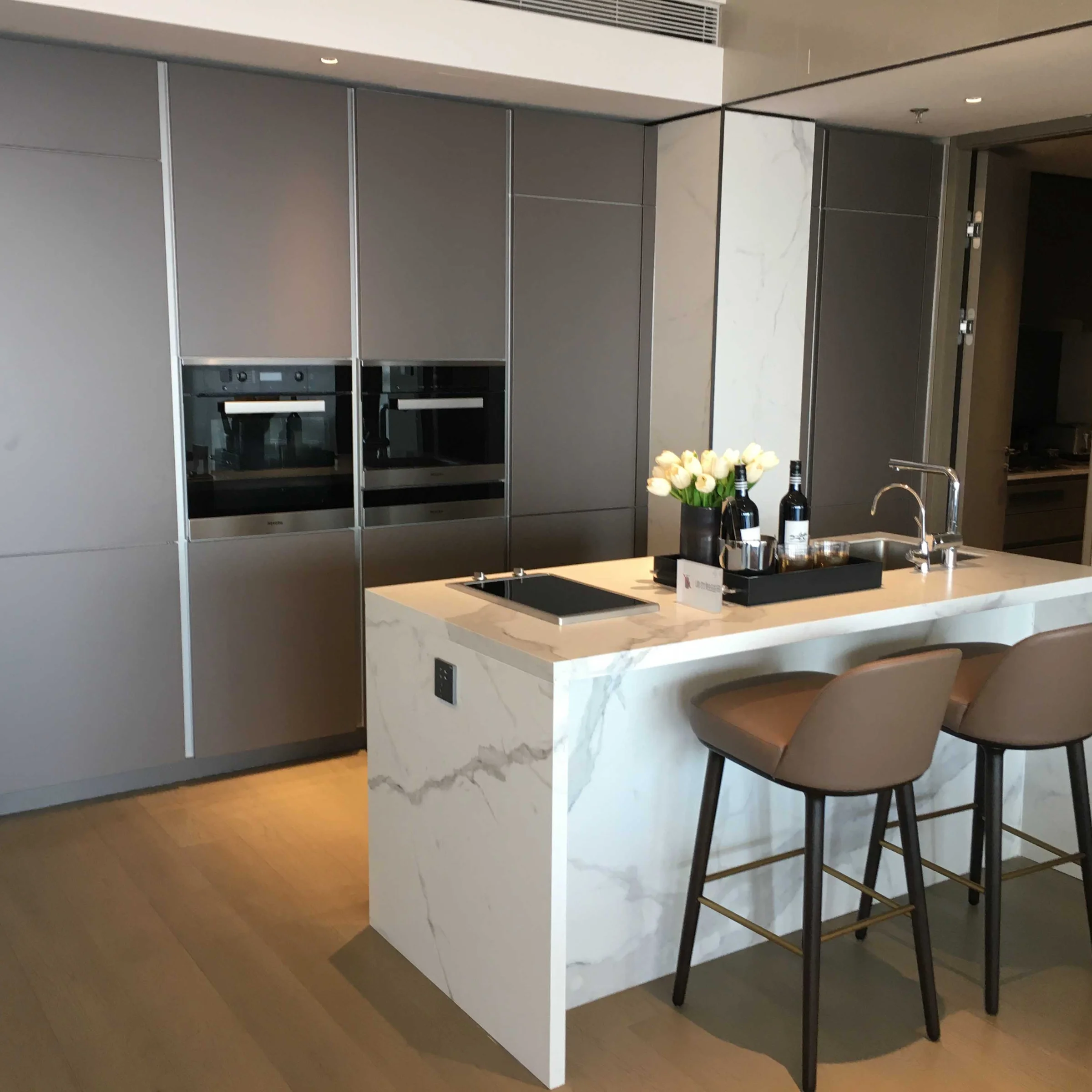 Cucina moderna con isola centrale ed elettrodomestici eleganti di Nolte Kitchen.