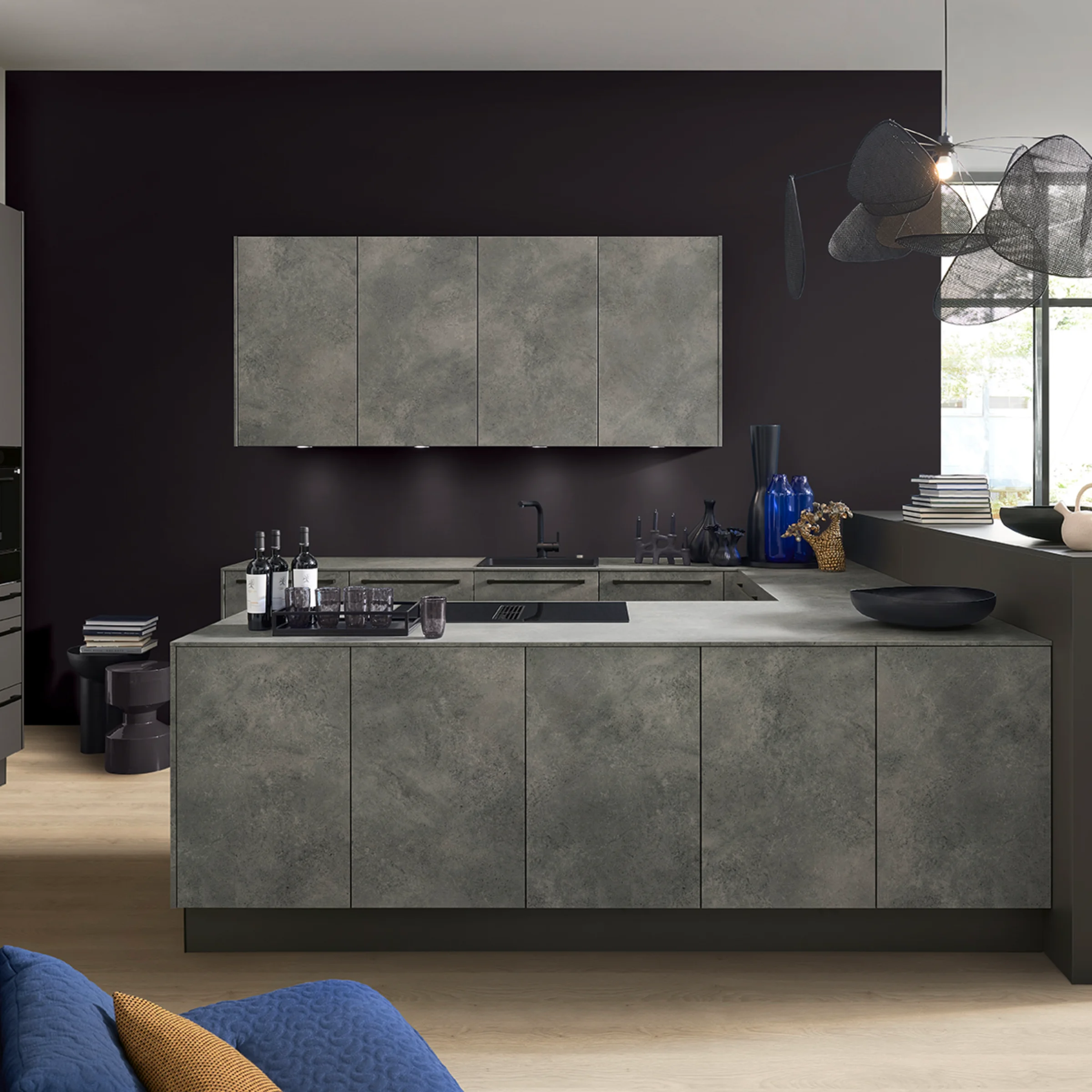 Cucina moderna con armadi grigi e isola, design elegante di Nolte Kitchen.