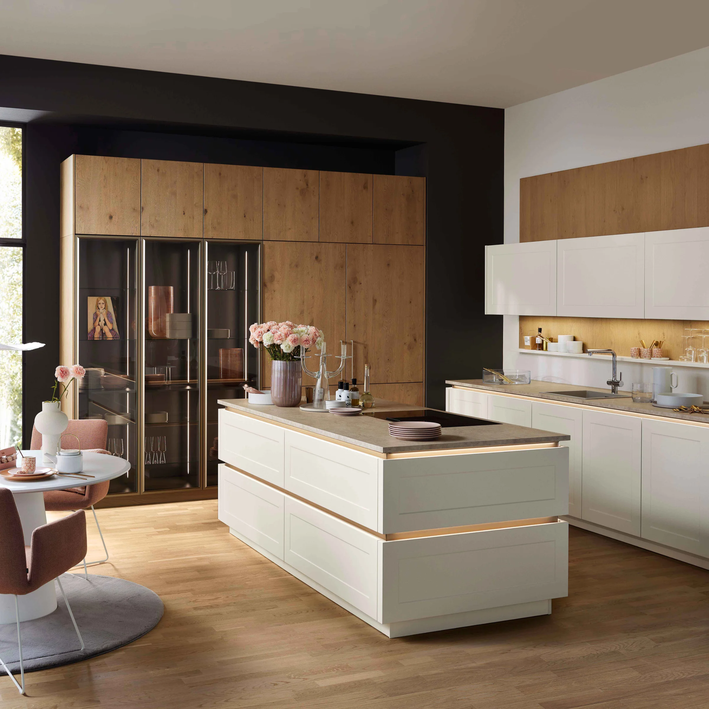 Cucina moderna con isola e zona pranzo, progettata da Nolte Kitchen.