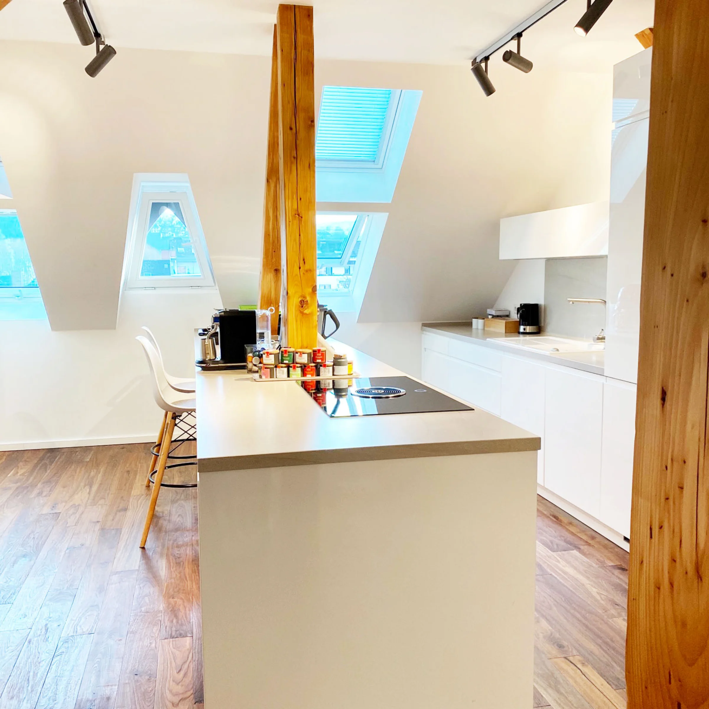 Nolte Kitchen in einer modernen Küche mit Dachfenstern und Holzakzenten.