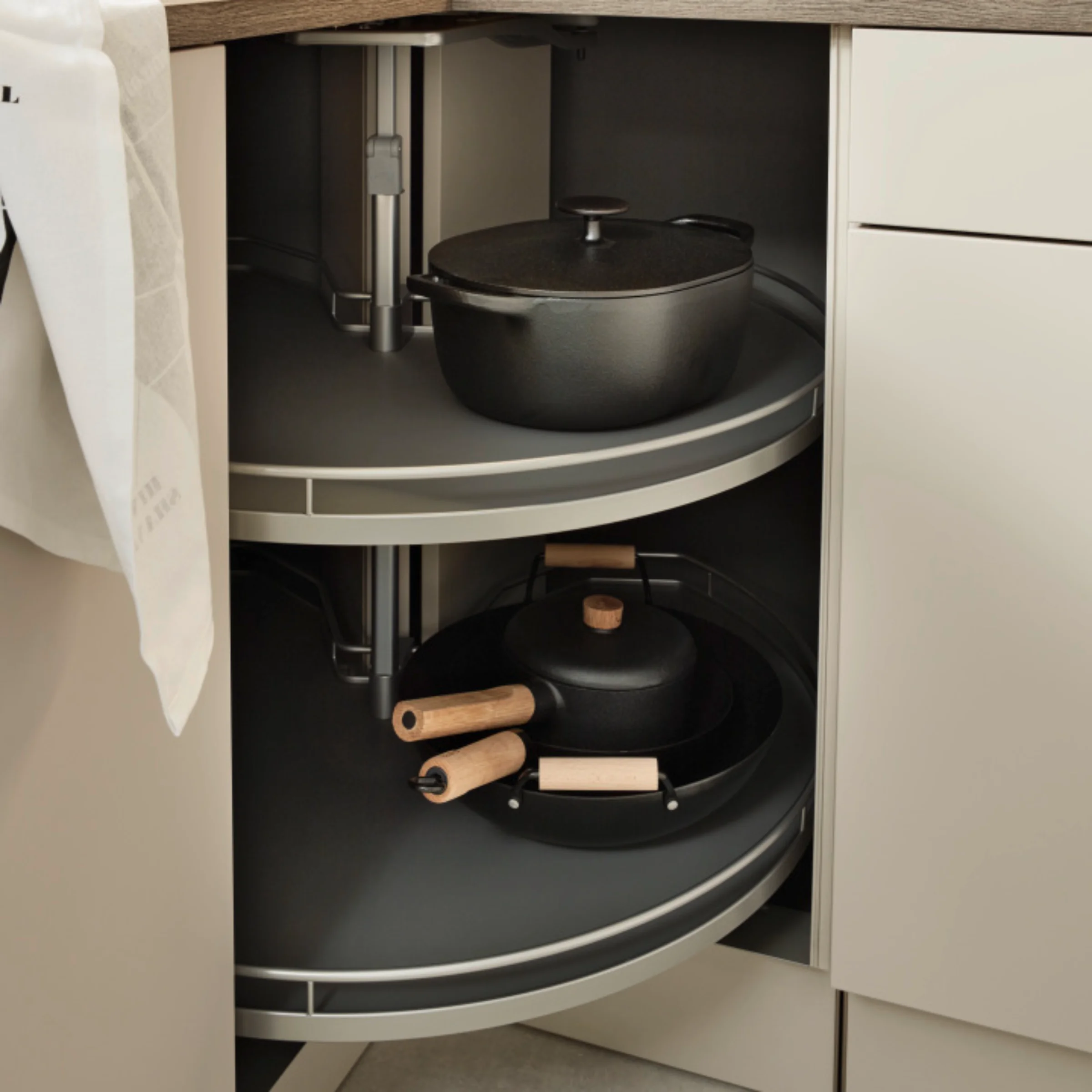 Cucina moderna con armadio angolare e pentole, integrata da Nolte Kitchen.