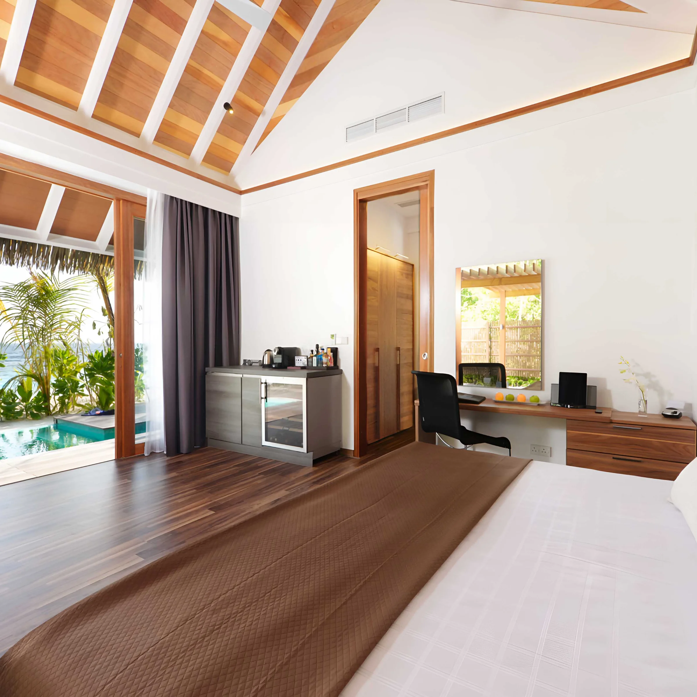 Camera moderna con vista mare e scrivania, ideale per Nolte Living.