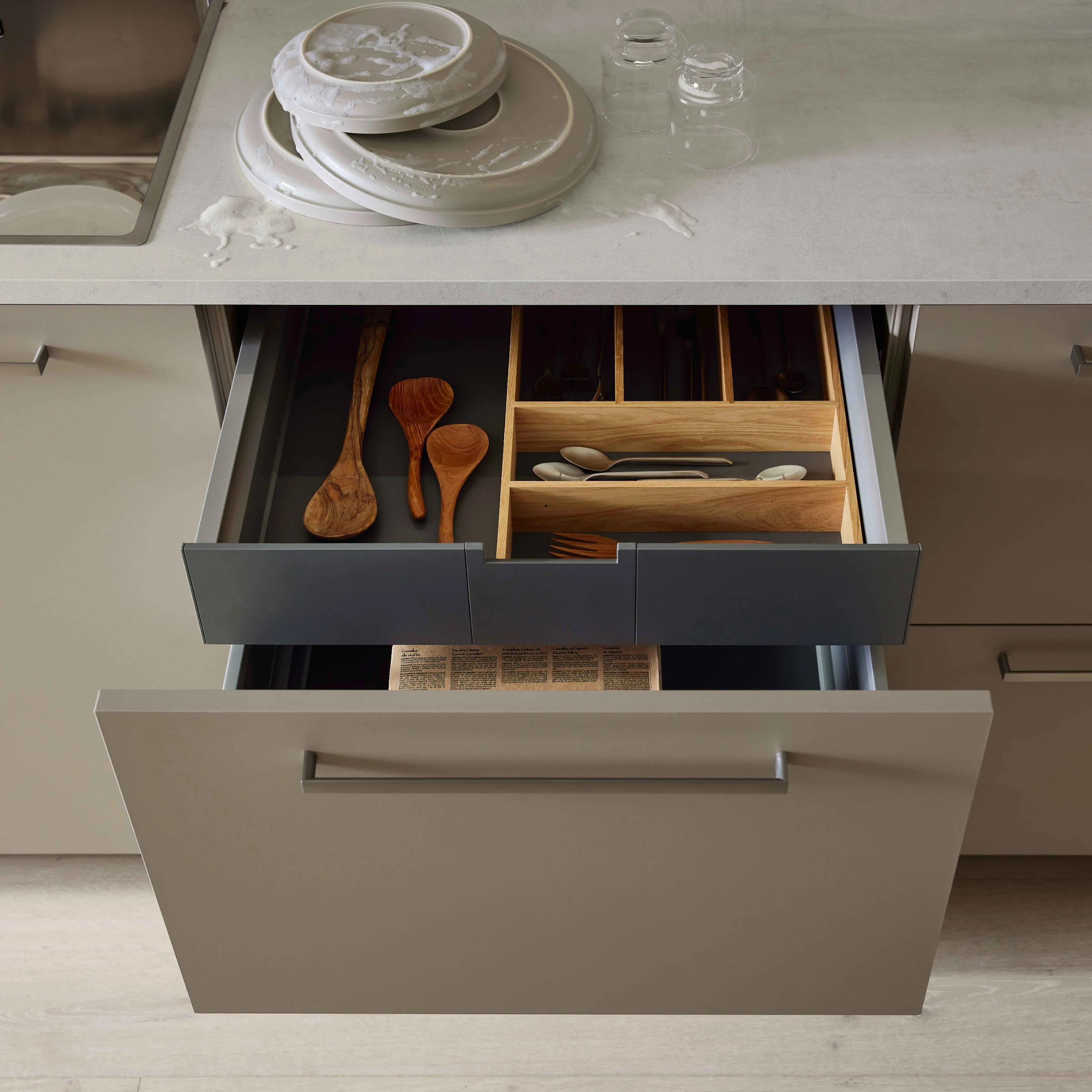 Cassetto da cucina aperto con posate in legno, parte delle cucine Nolte.