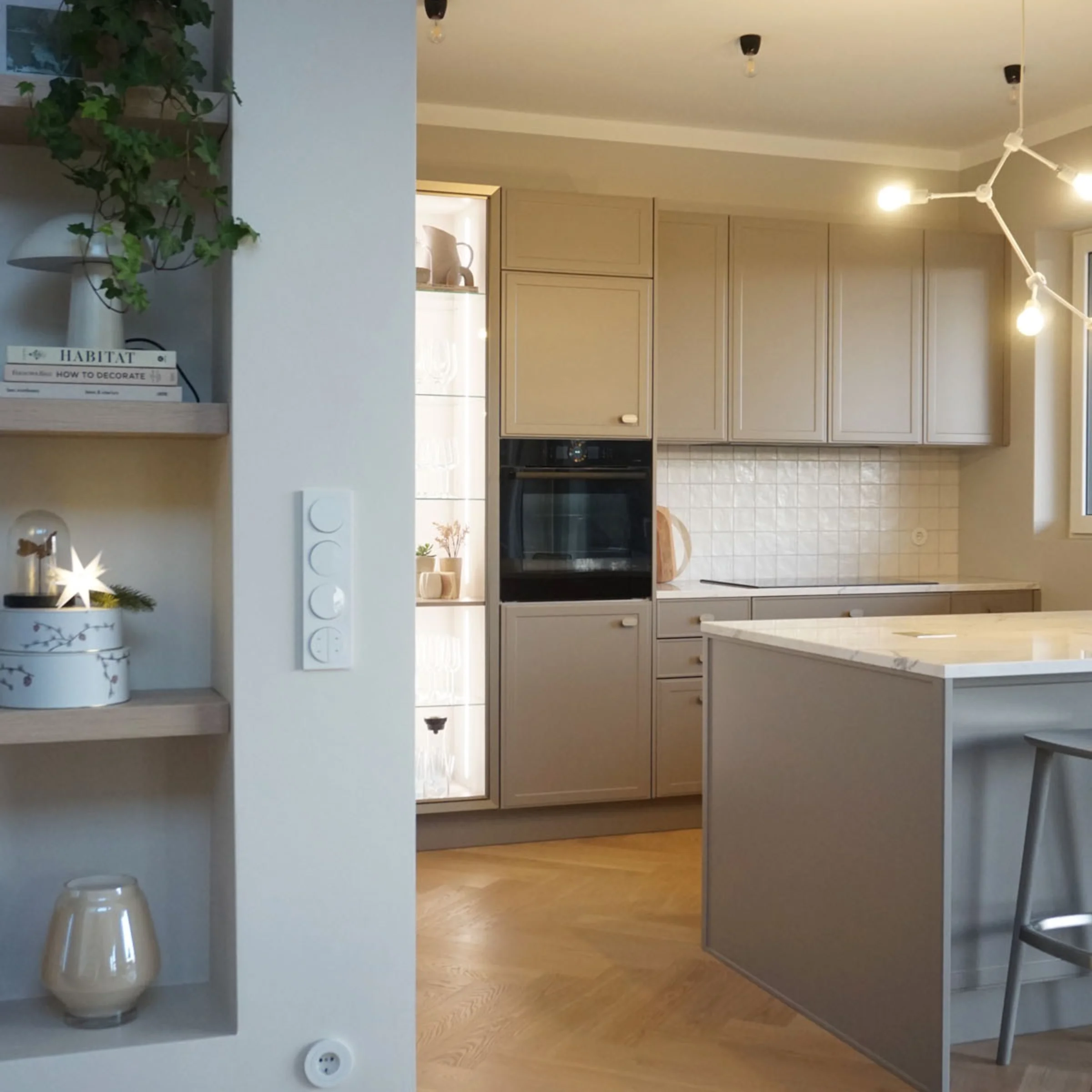 Cucina moderna con isola e armadi chiari, design di Nolte Kitchen.