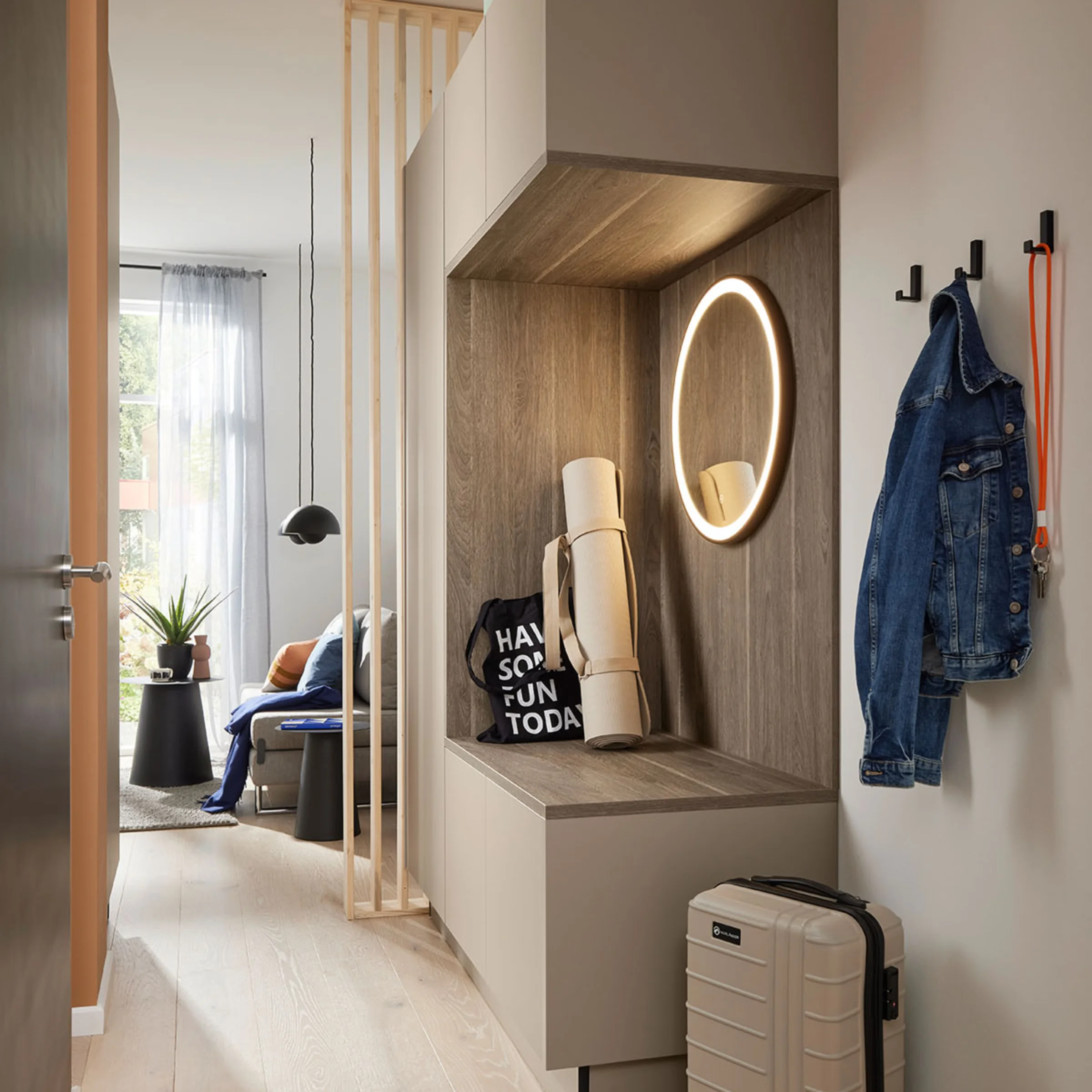 Ingresso moderno con specchio e scarpiera di Nolte Living.