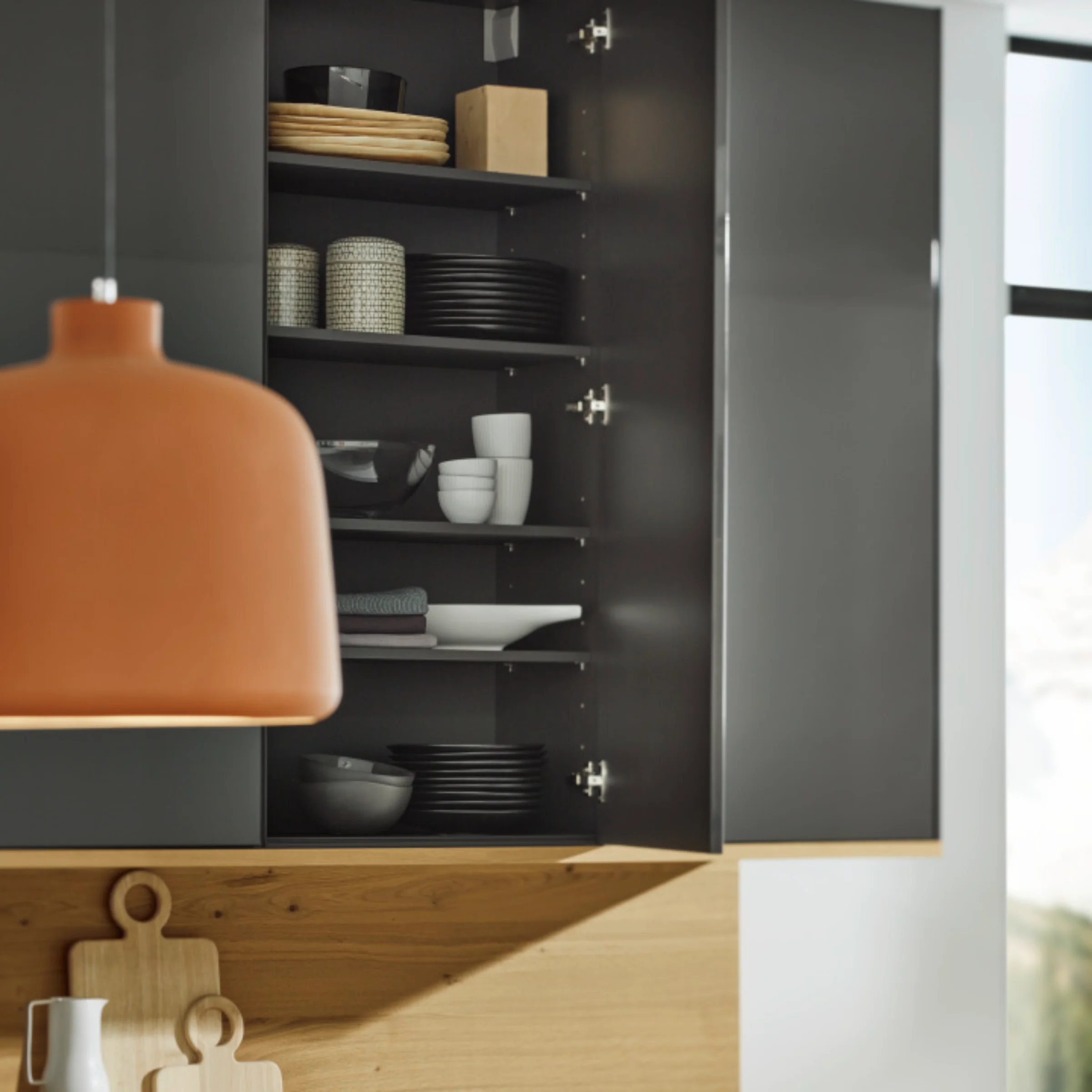 Cucina moderna con armadio aperto che mostra stoviglie e accessori in legno, Nolte Kitchen.